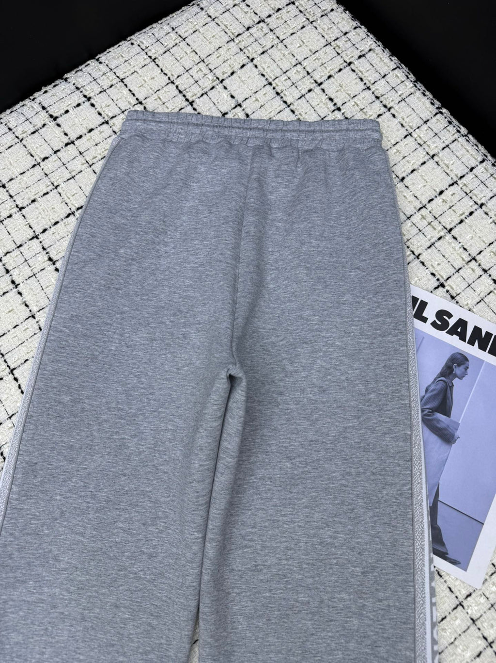 Classic casual pants with logo webbing on both sides.
