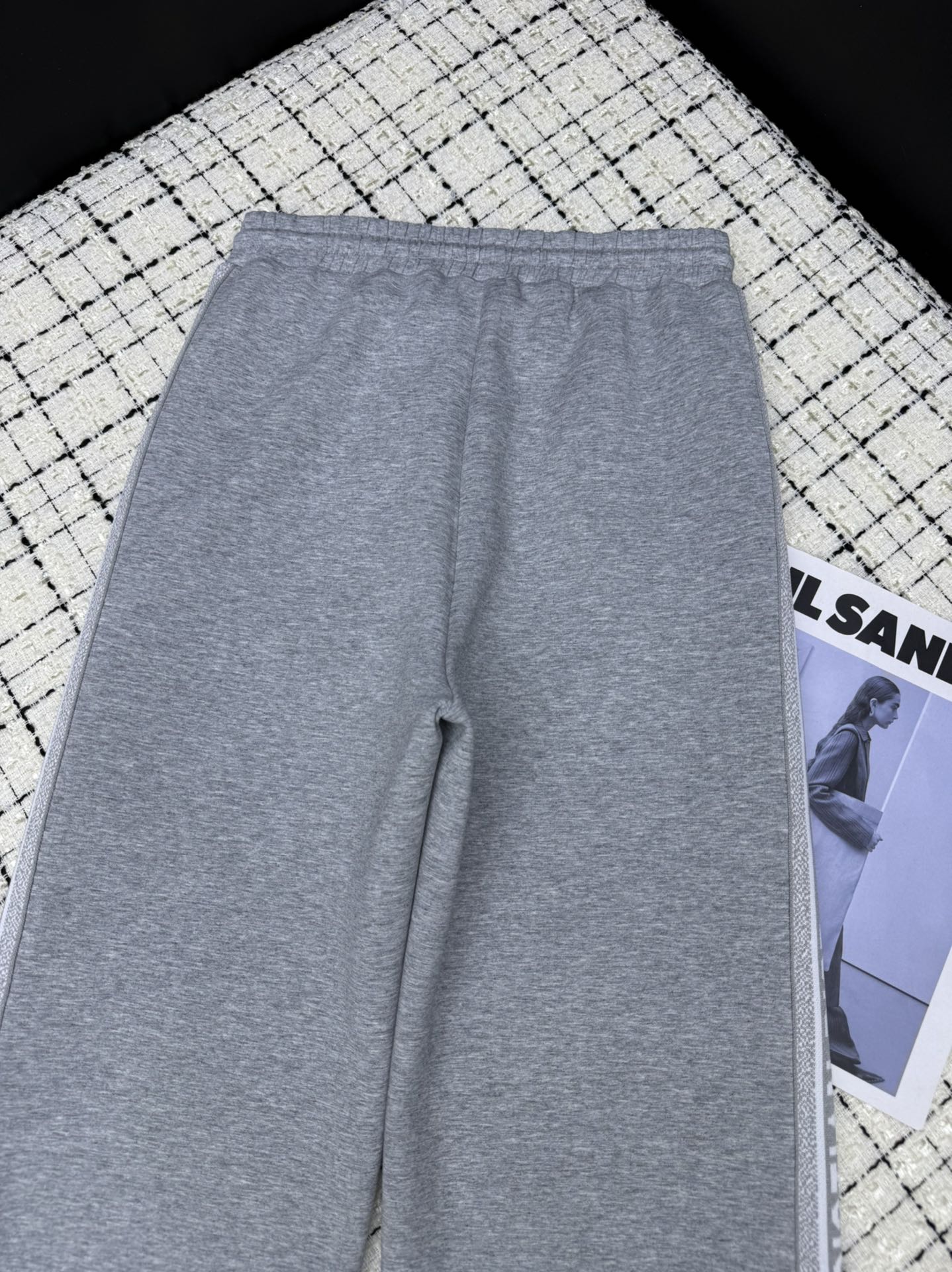 Classic casual pants with logo webbing on both sides.
