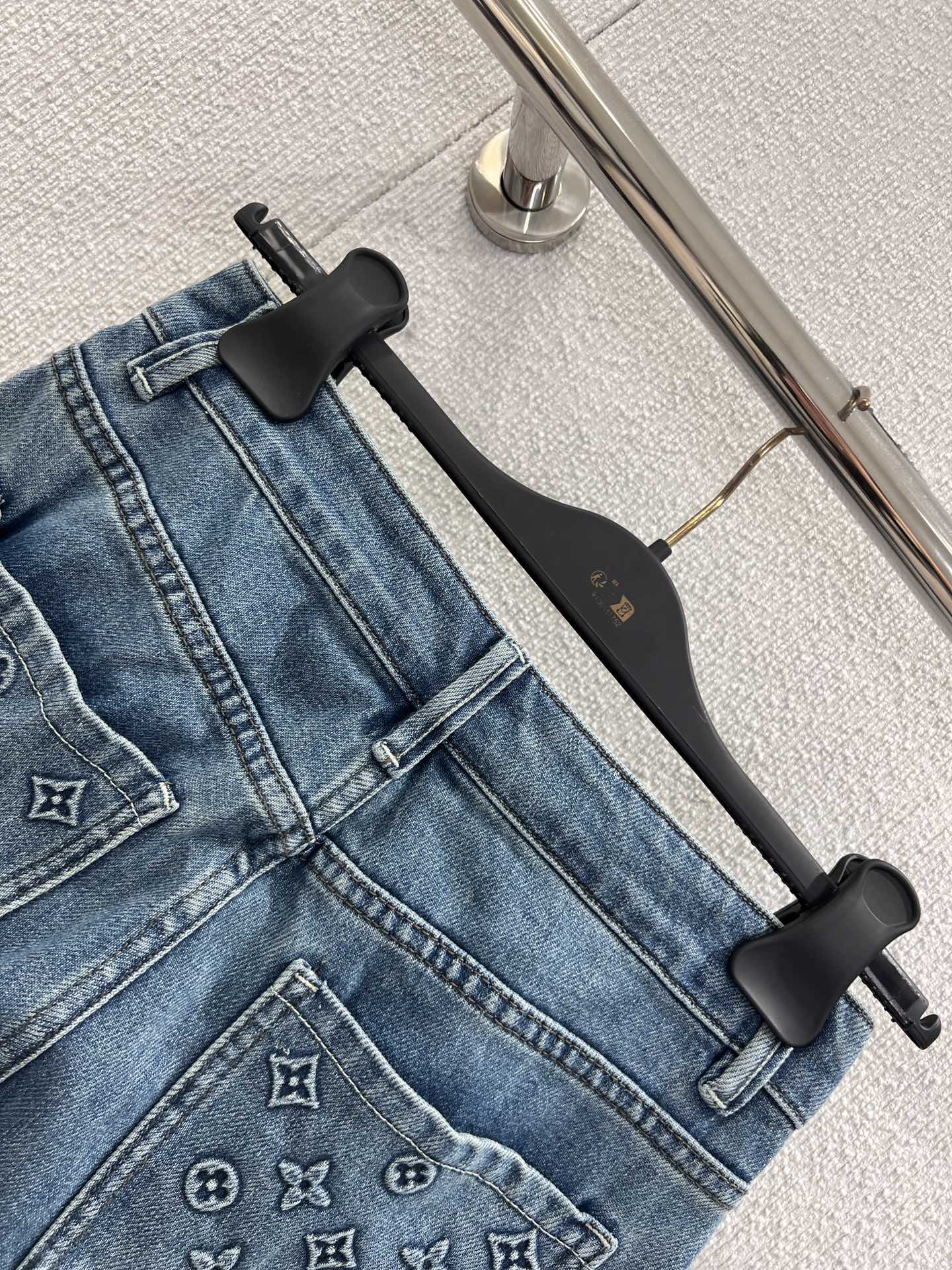 26NEW Pocket Embossed Denim Trousers