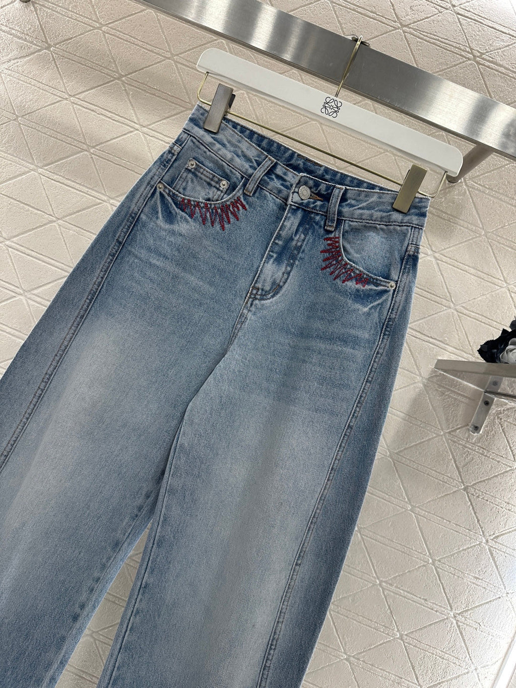 26NEW Embroidered Distressed Denim Curved Pants