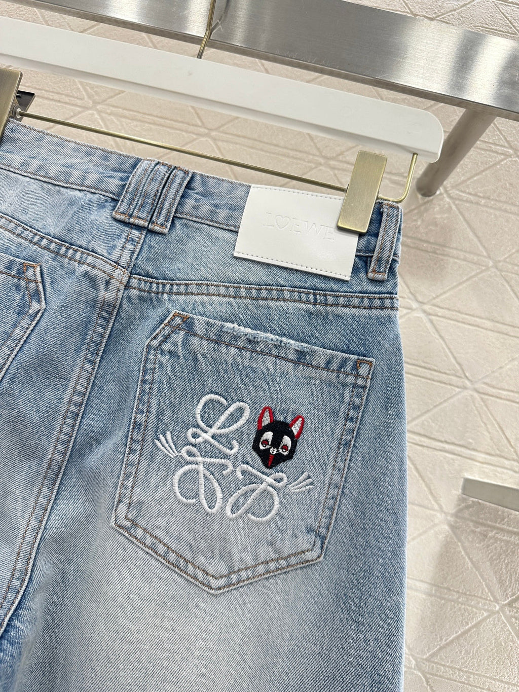 26NEW Embroidered Distressed Denim Curved Pants