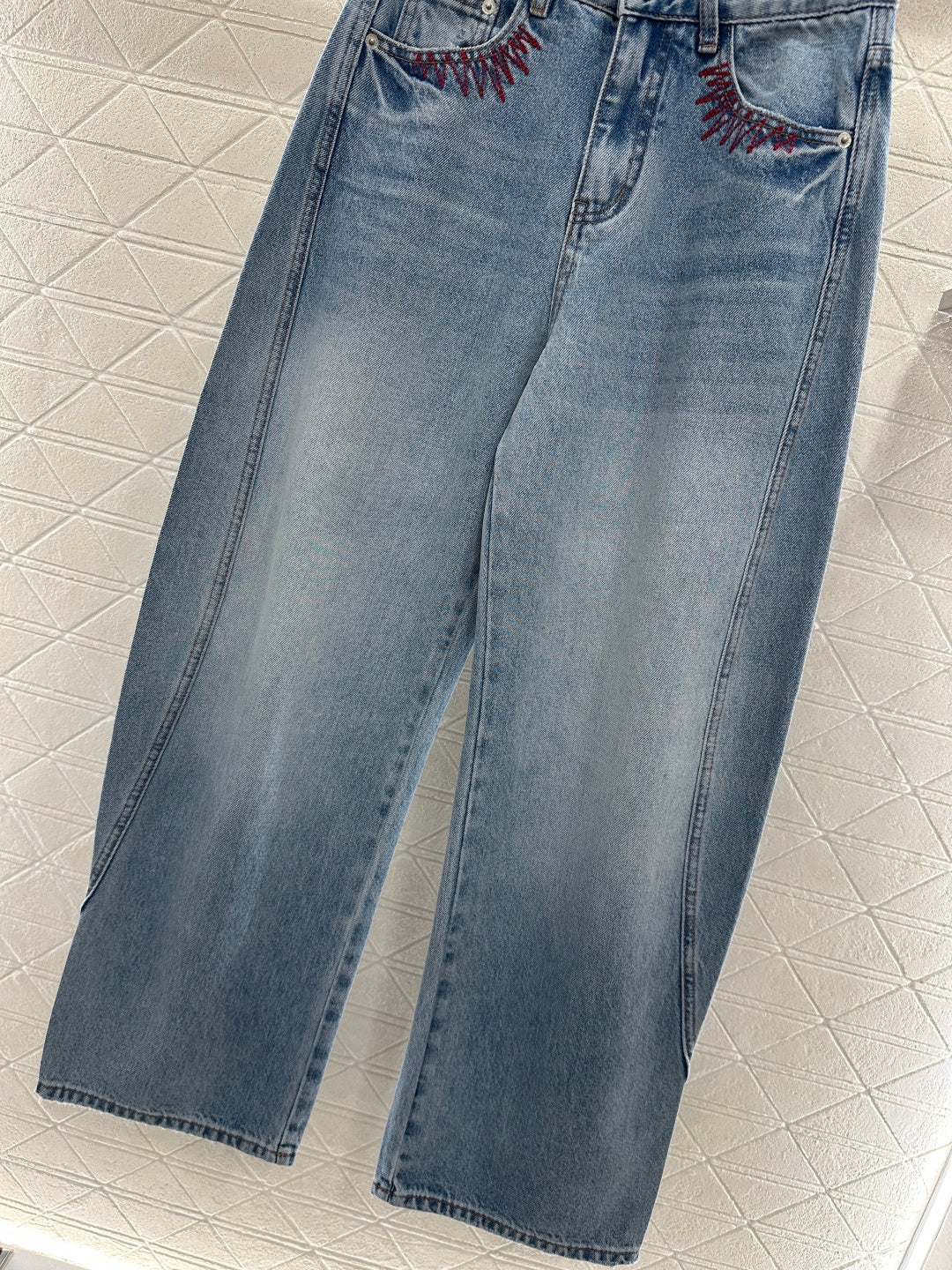 26NEW Embroidered Distressed Denim Curved Pants