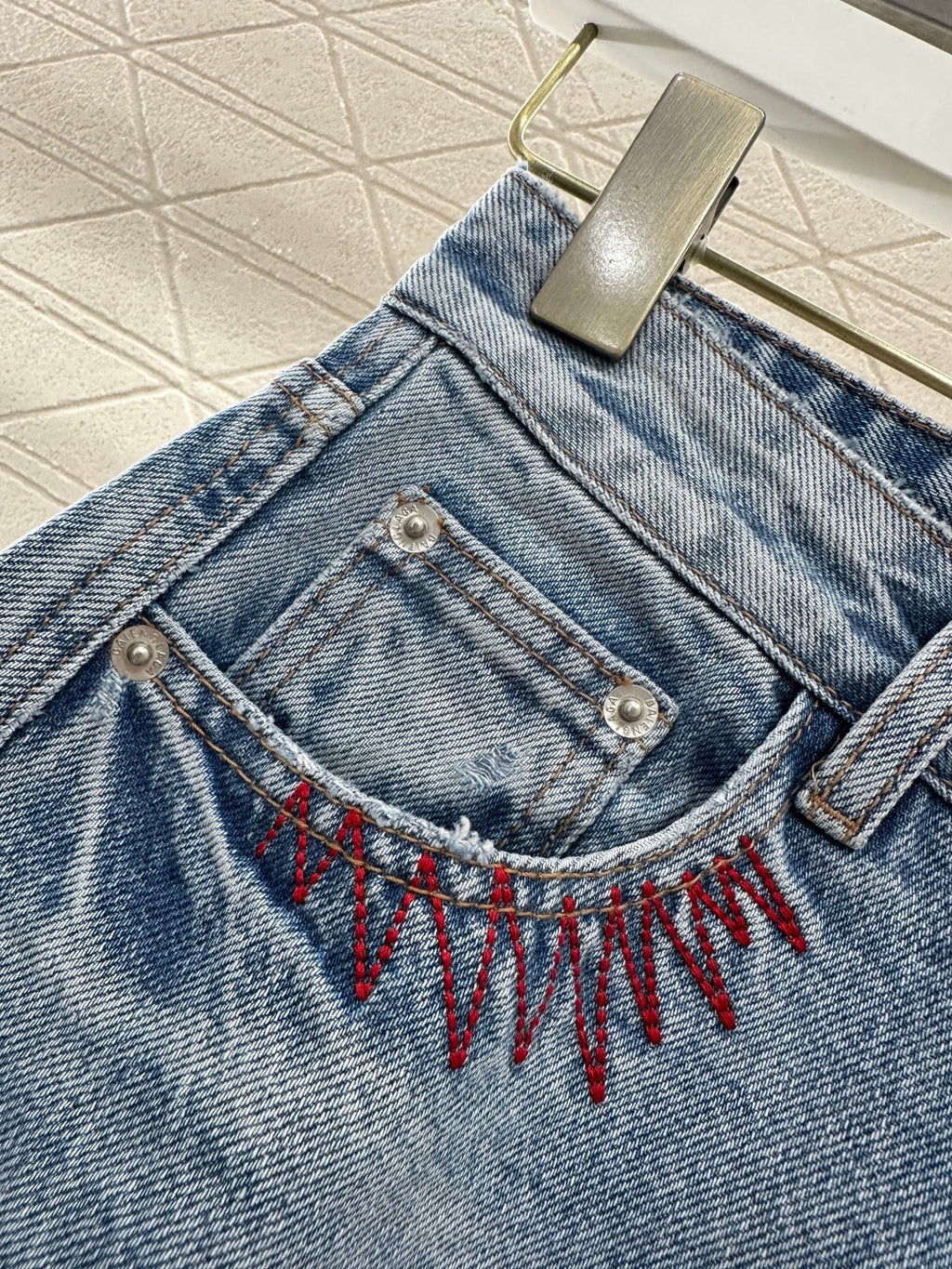 26NEW Embroidered Distressed Denim Curved Pants