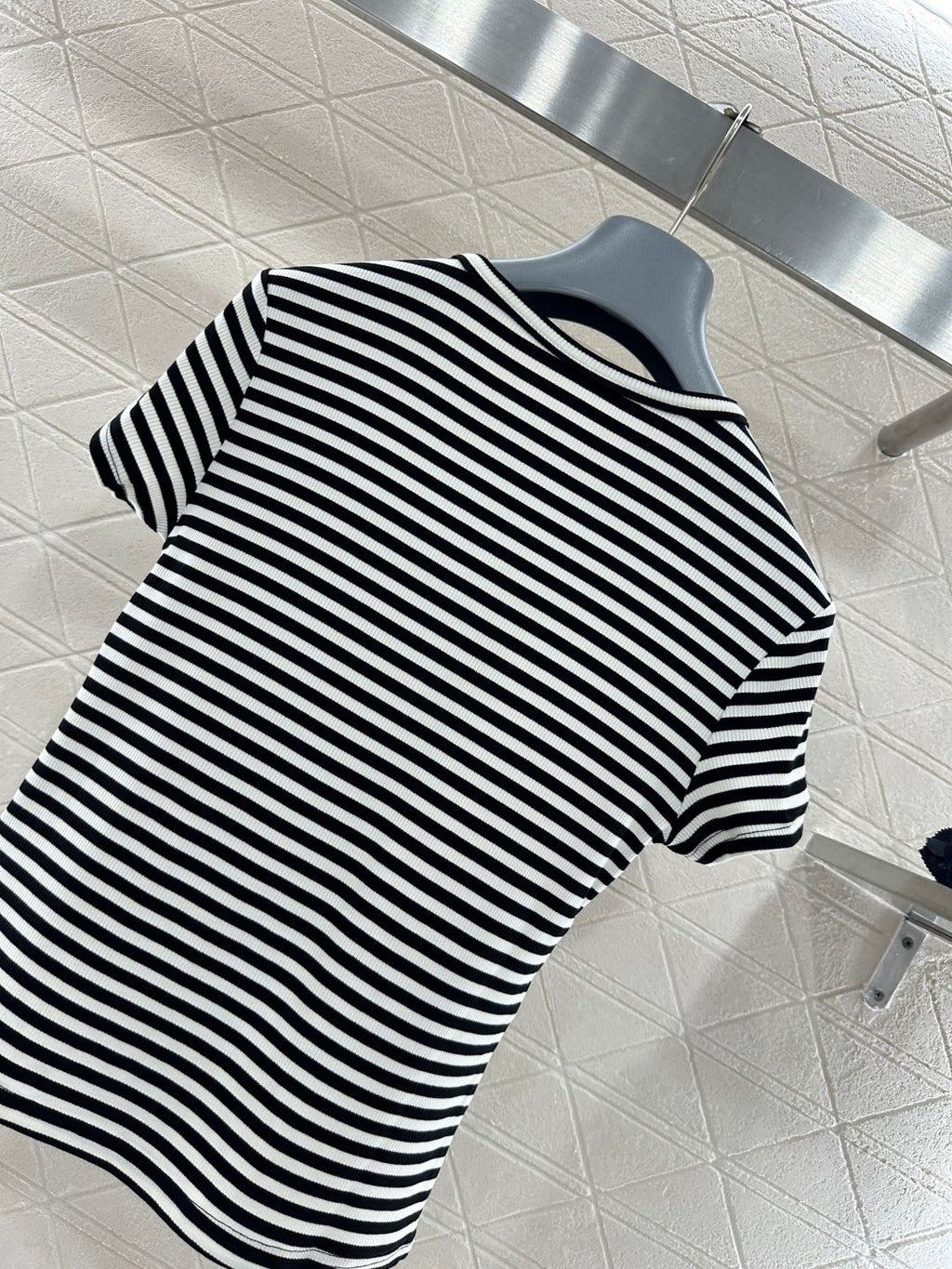 26NEW Short-sleeved T-shirt with Beaded Camellia Stripes on the Shoulders