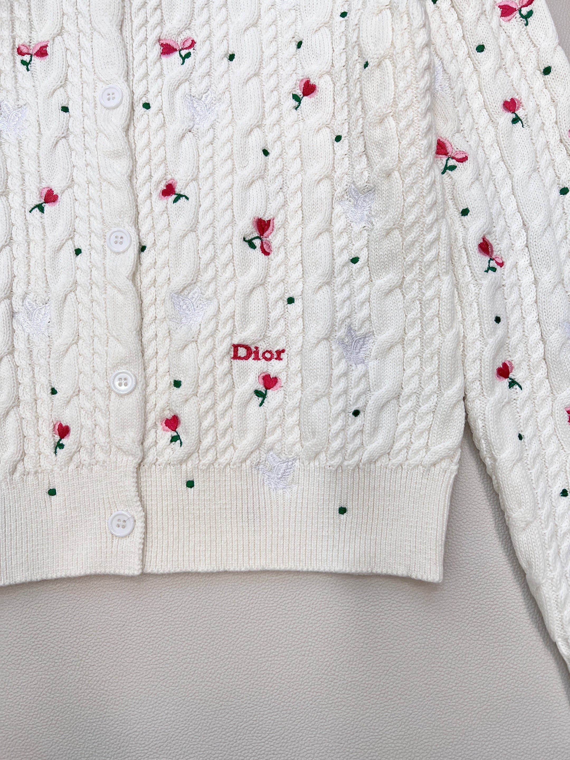 26NEW Round Neck Rose Floral Knit Cardigan