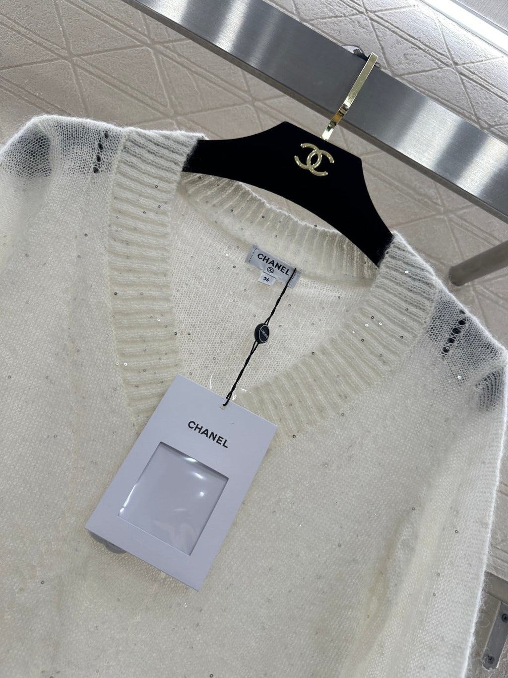 26NEW Heart Neckline Sequined Knit Sweater