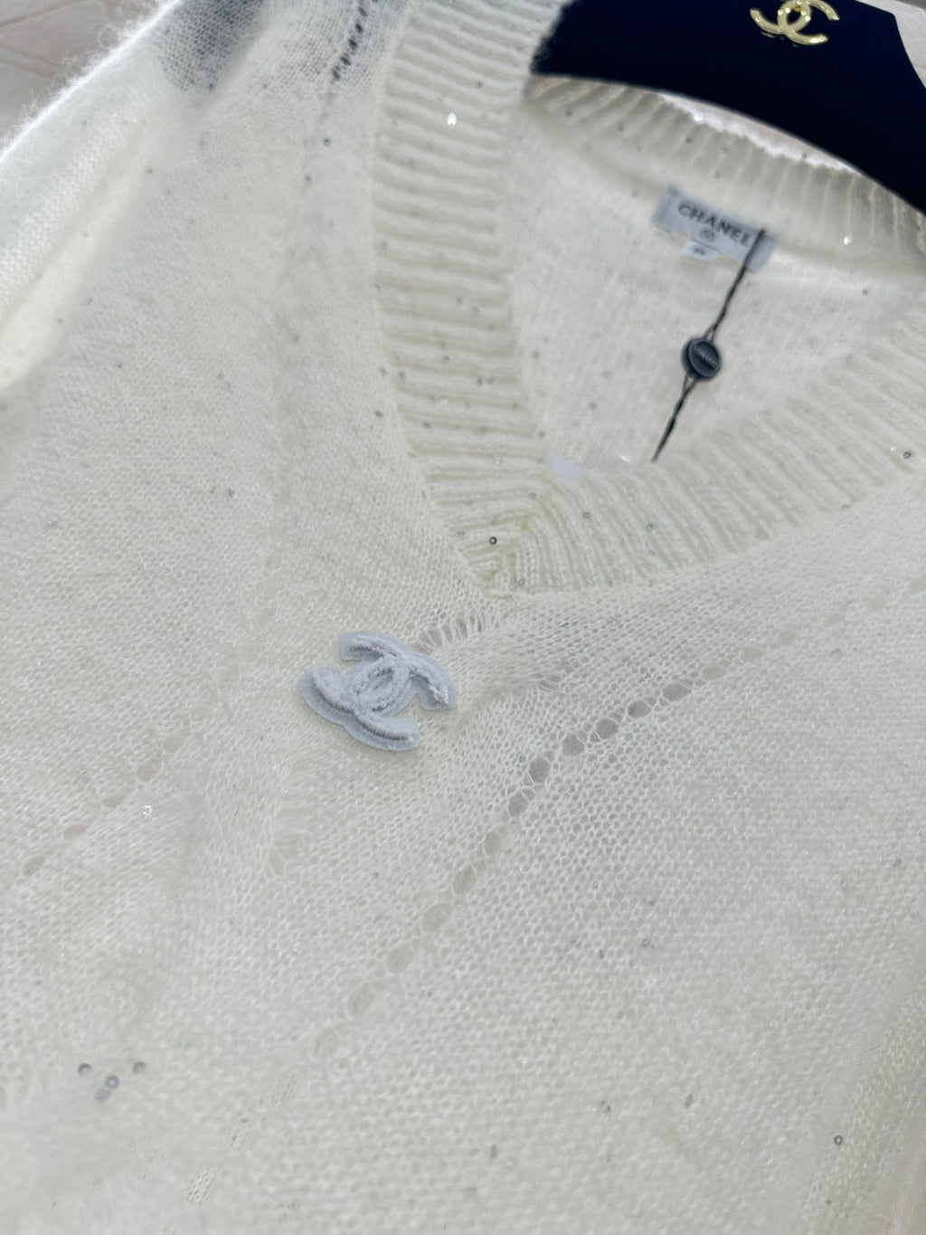 26NEW Heart Neckline Sequined Knit Sweater