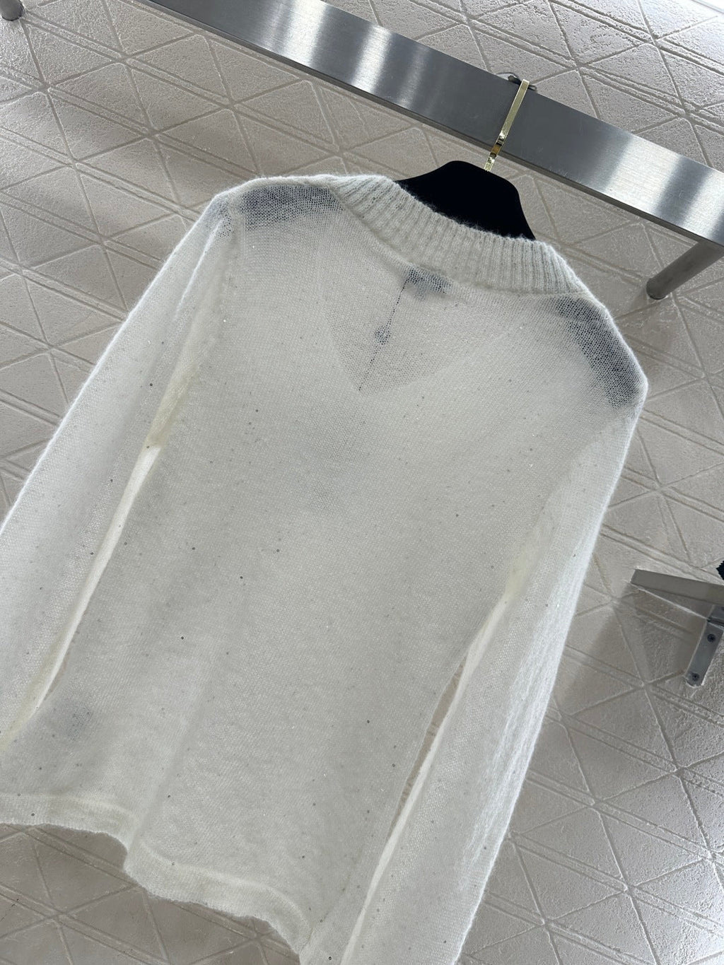 26NEW Heart Neckline Sequined Knit Sweater