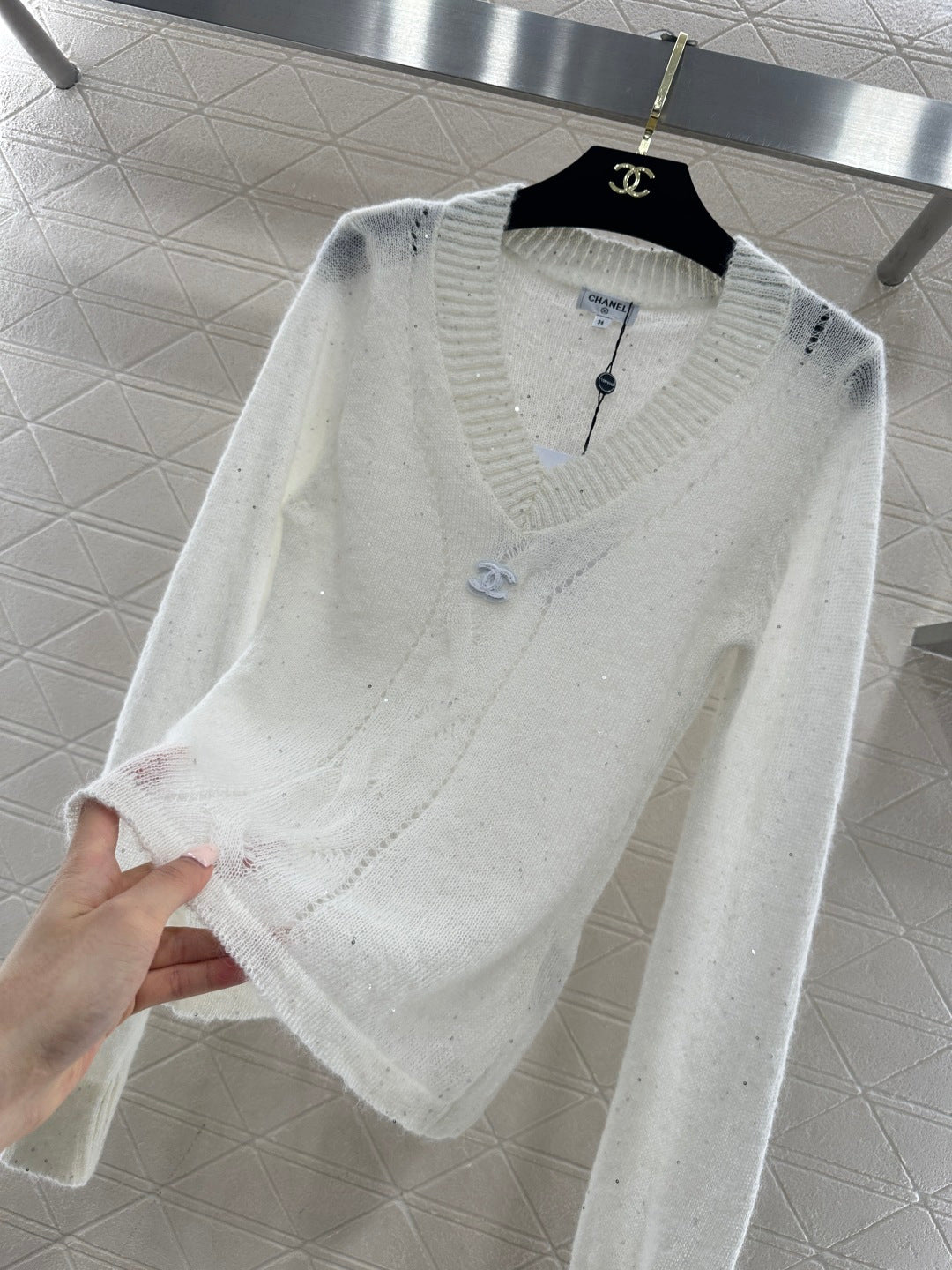 26NEW Heart Neckline Sequined Knit Sweater