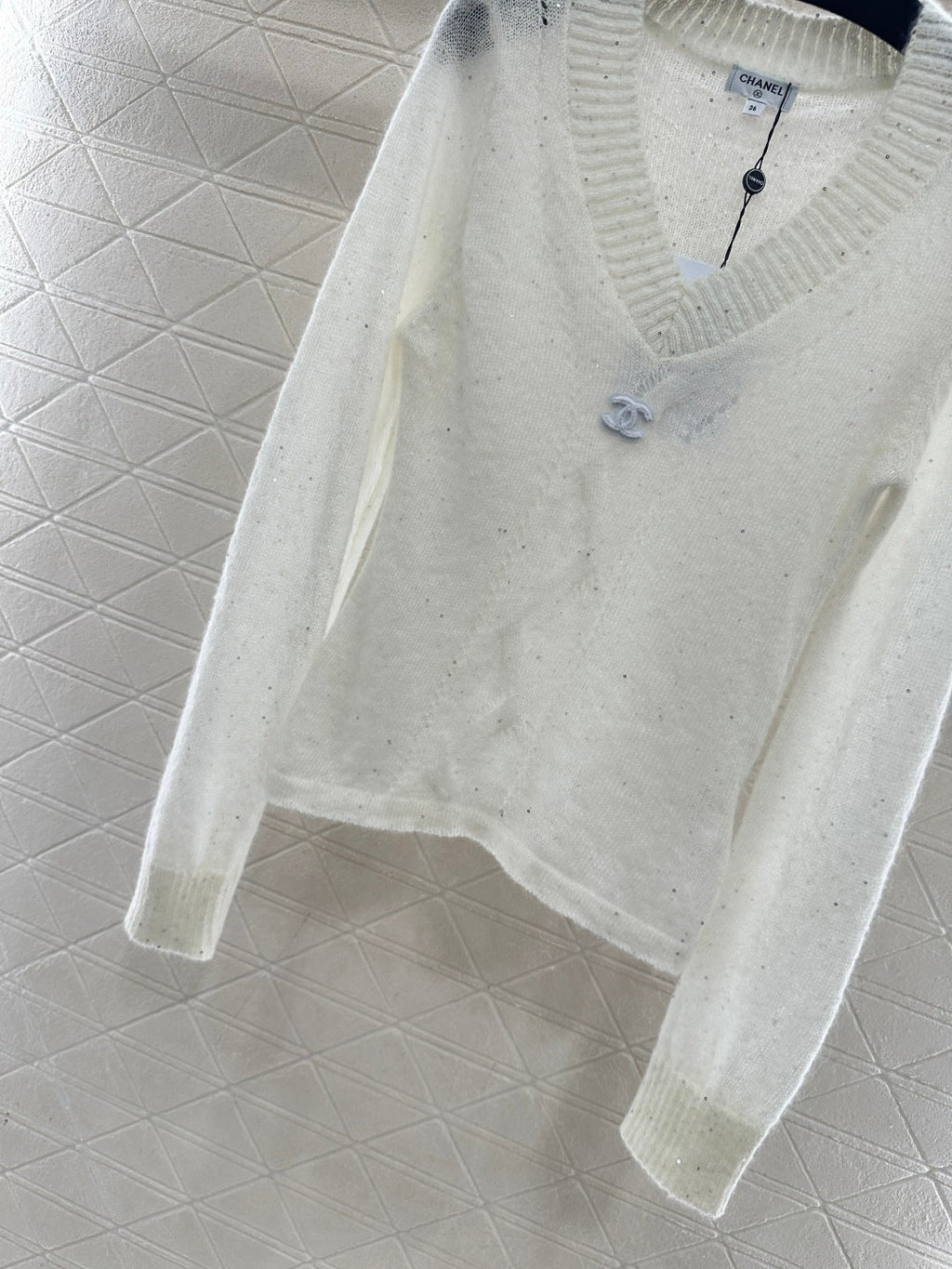 26NEW Heart Neckline Sequined Knit Sweater