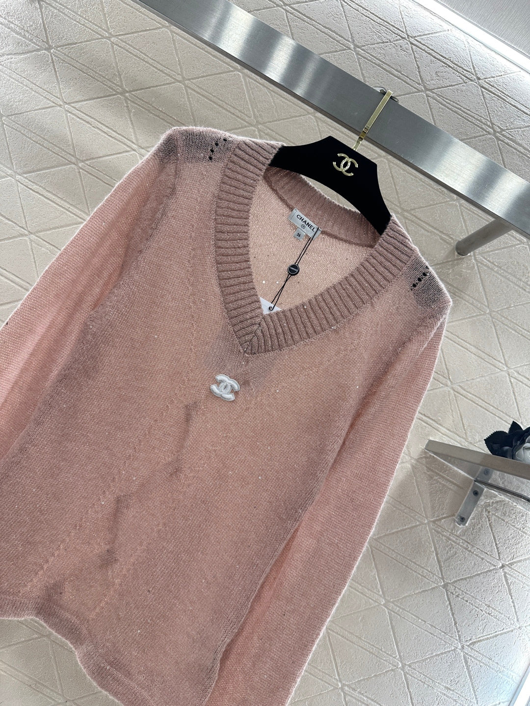 26NEW Heart Neckline Sequined Knit Sweater