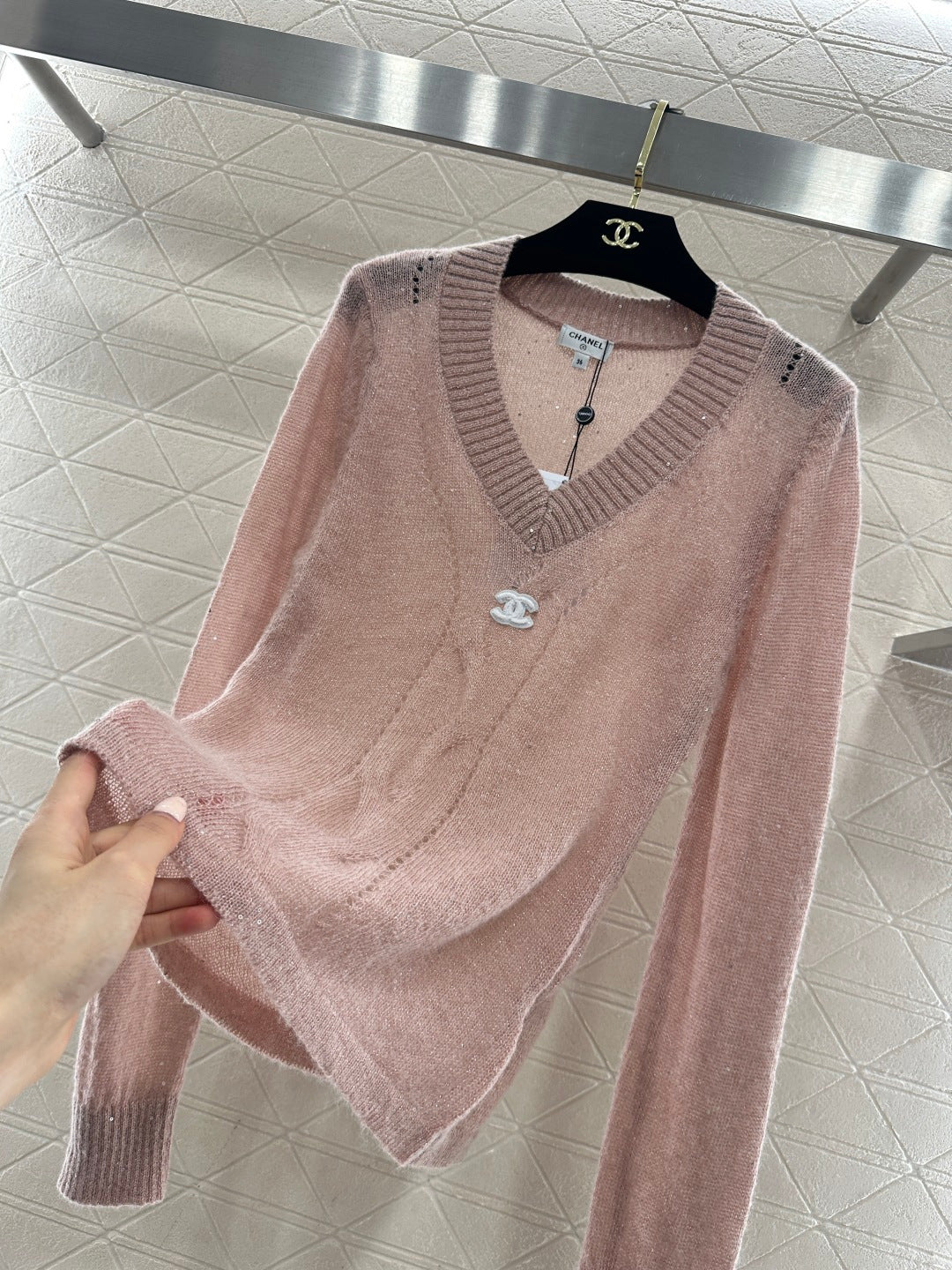 26NEW Heart Neckline Sequined Knit Sweater
