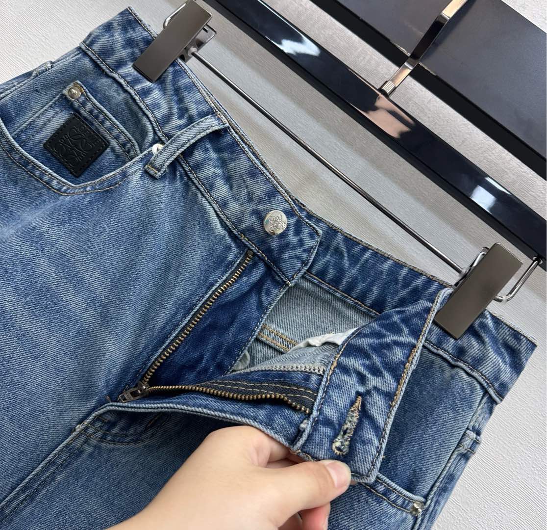 26NEW distressed curved denim jeans