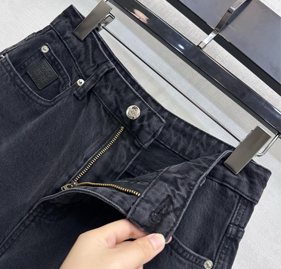 26NEW distressed curved denim jeans