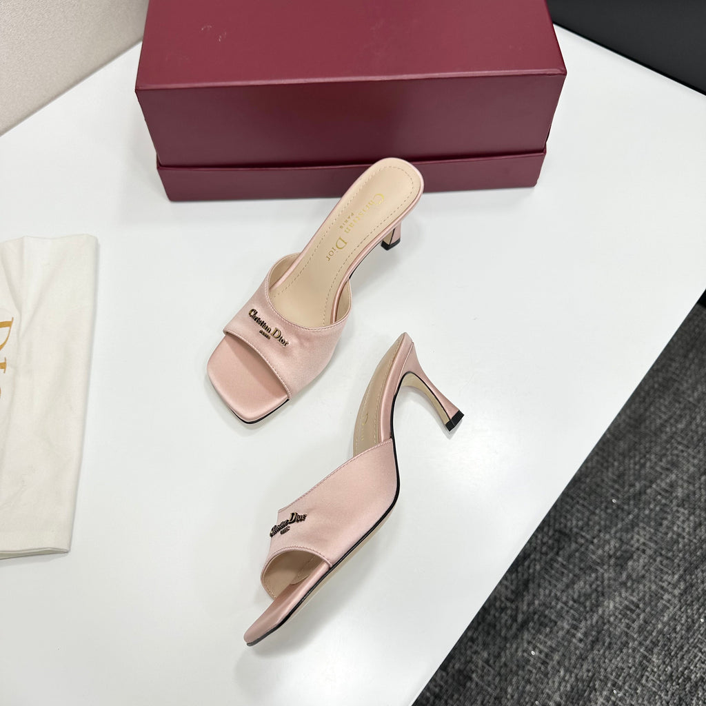 26NEW Resort Style Slippers