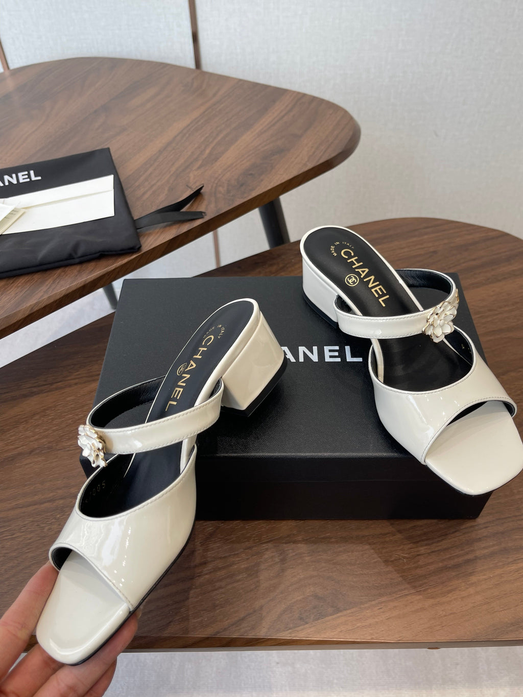 26NEW Camellia-decorated Slippers