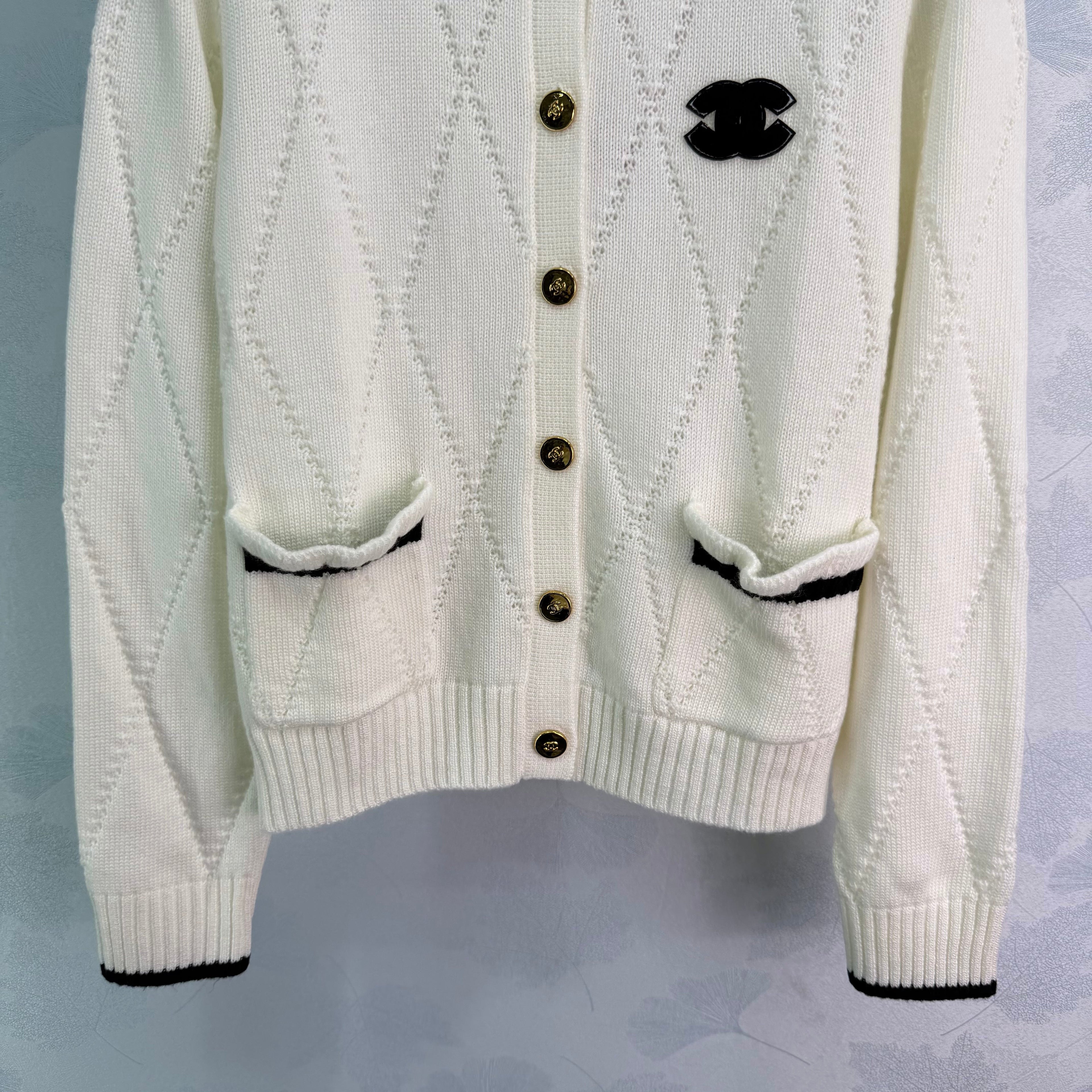 26NEW Diamond Pattern Knit Cardigan