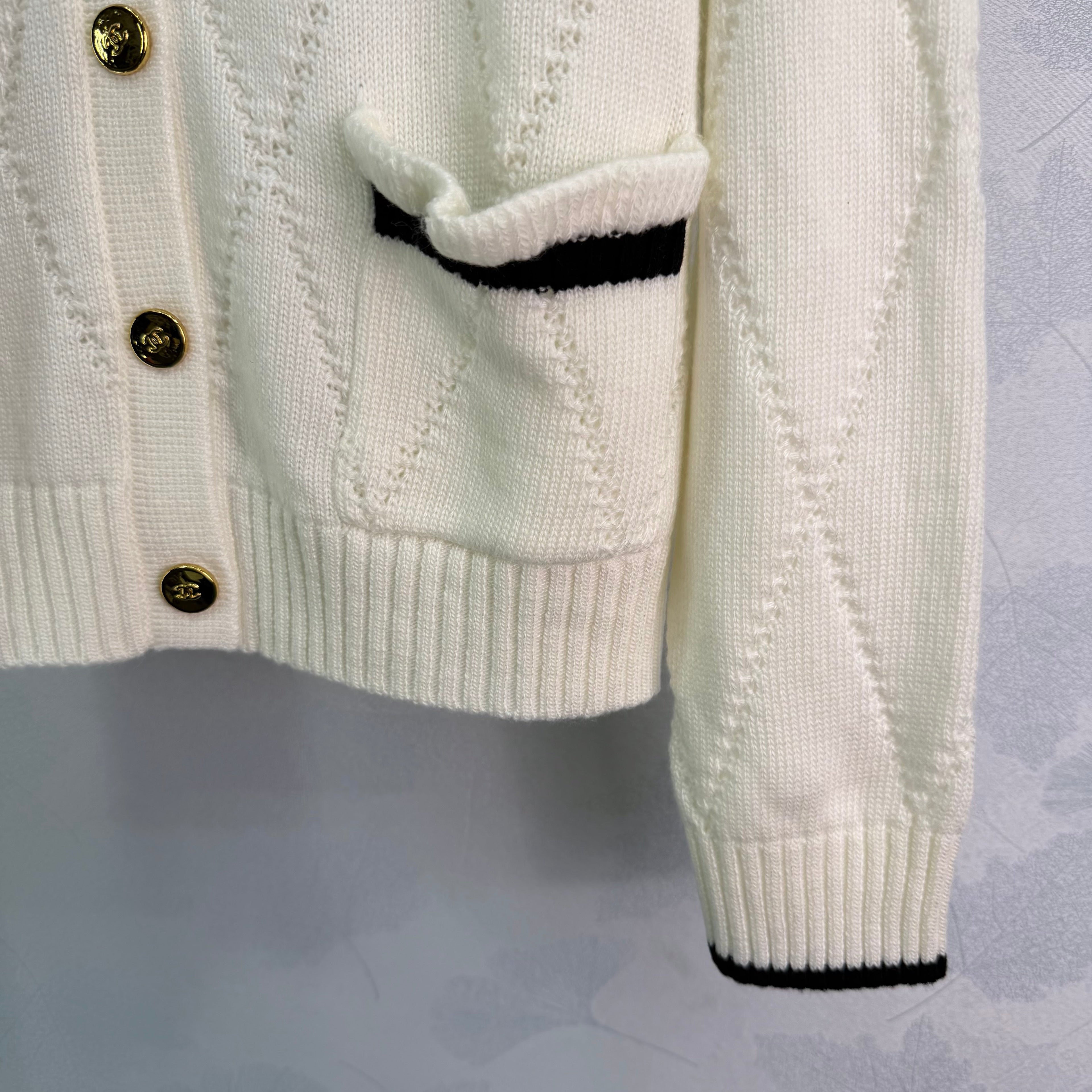 26NEW Diamond Pattern Knit Cardigan