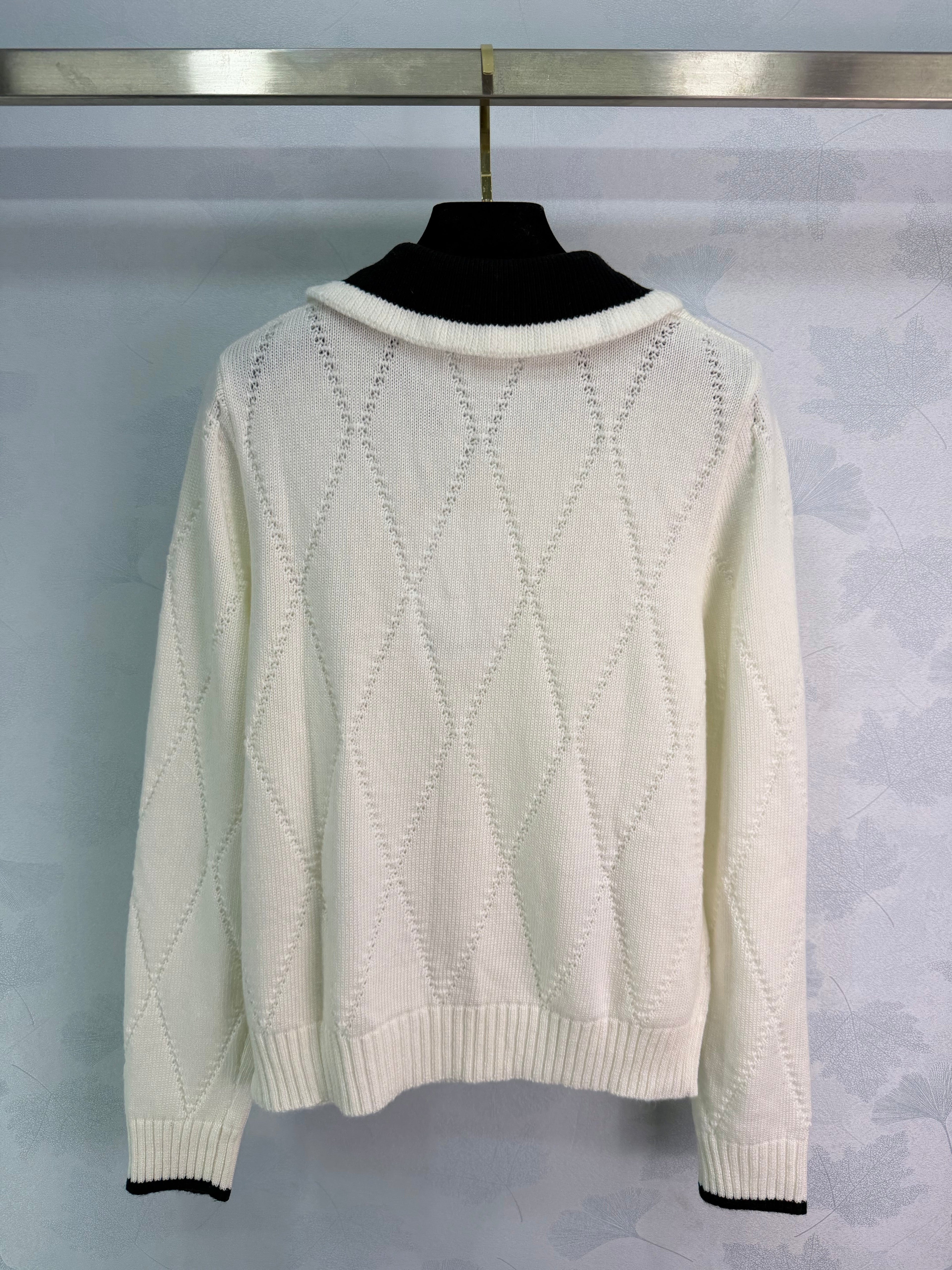 26NEW Diamond Pattern Knit Cardigan