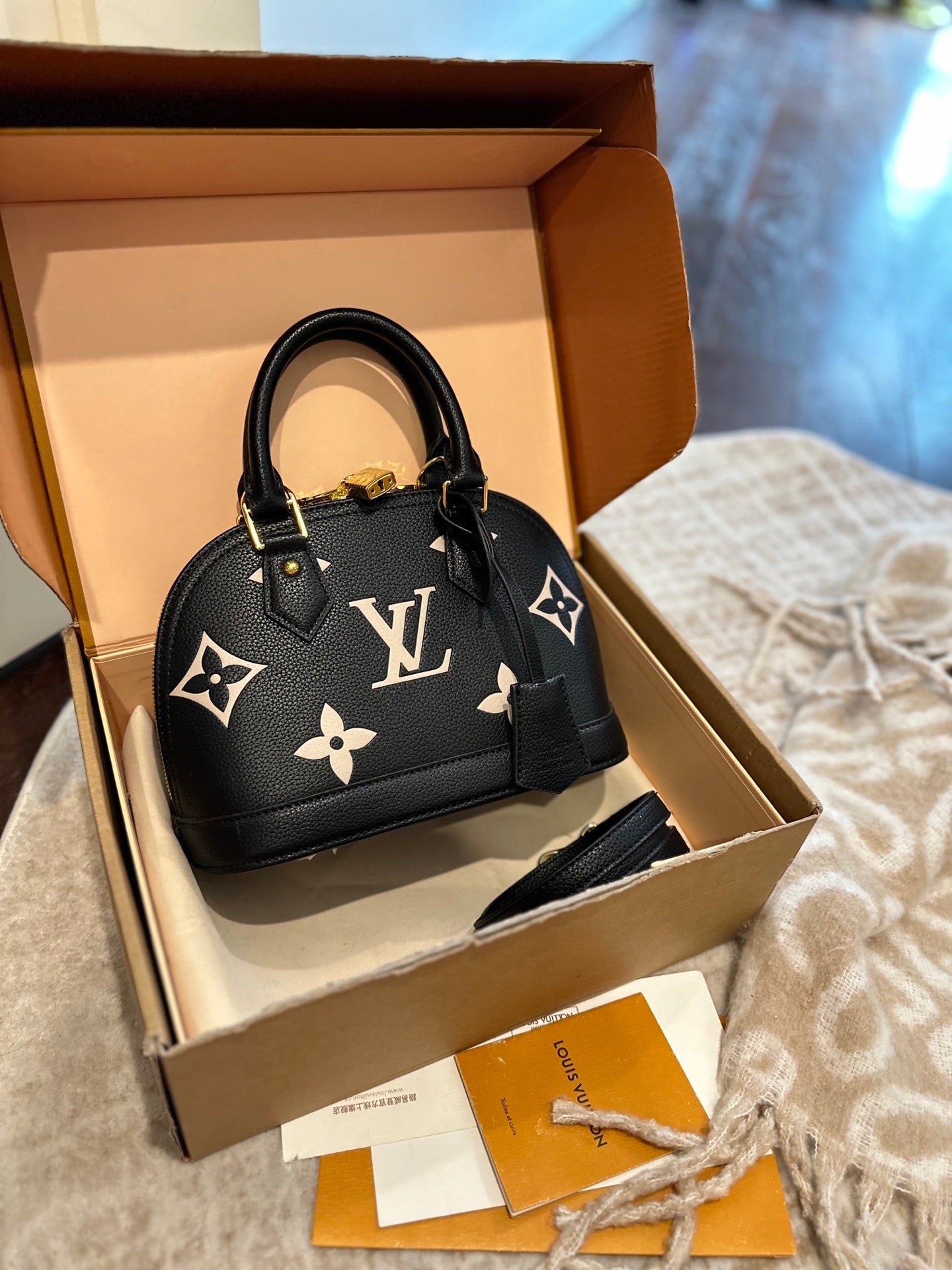 26NEW embossed cowhide shell handbag