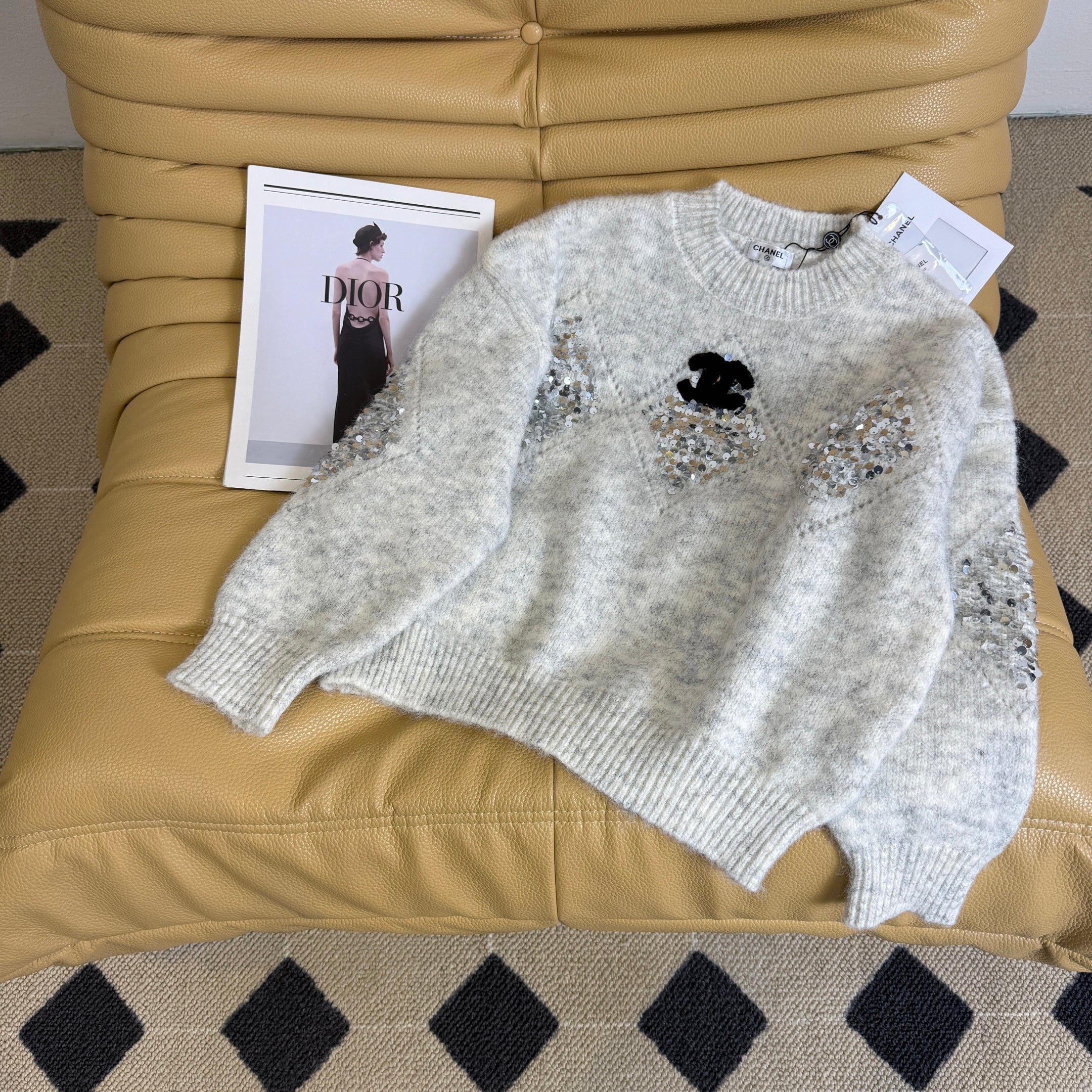 26NEW Sequined Diamond Pattern Sweater