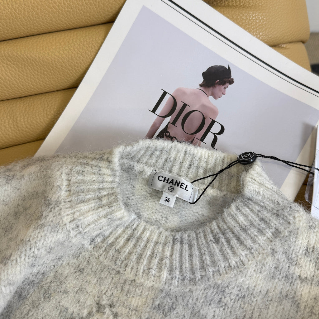 26NEW Sequined Diamond Pattern Sweater