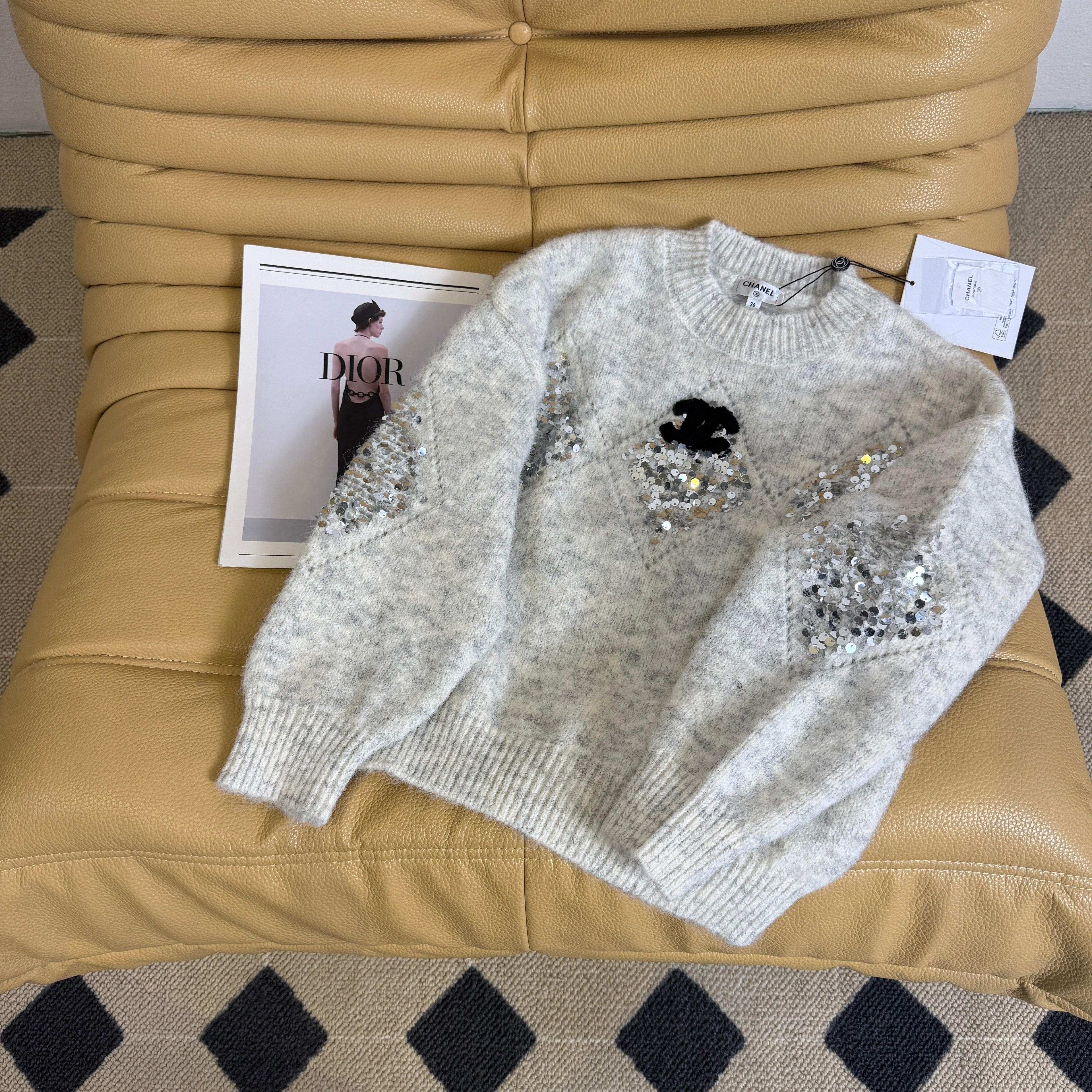 26NEW Sequined Diamond Pattern Sweater