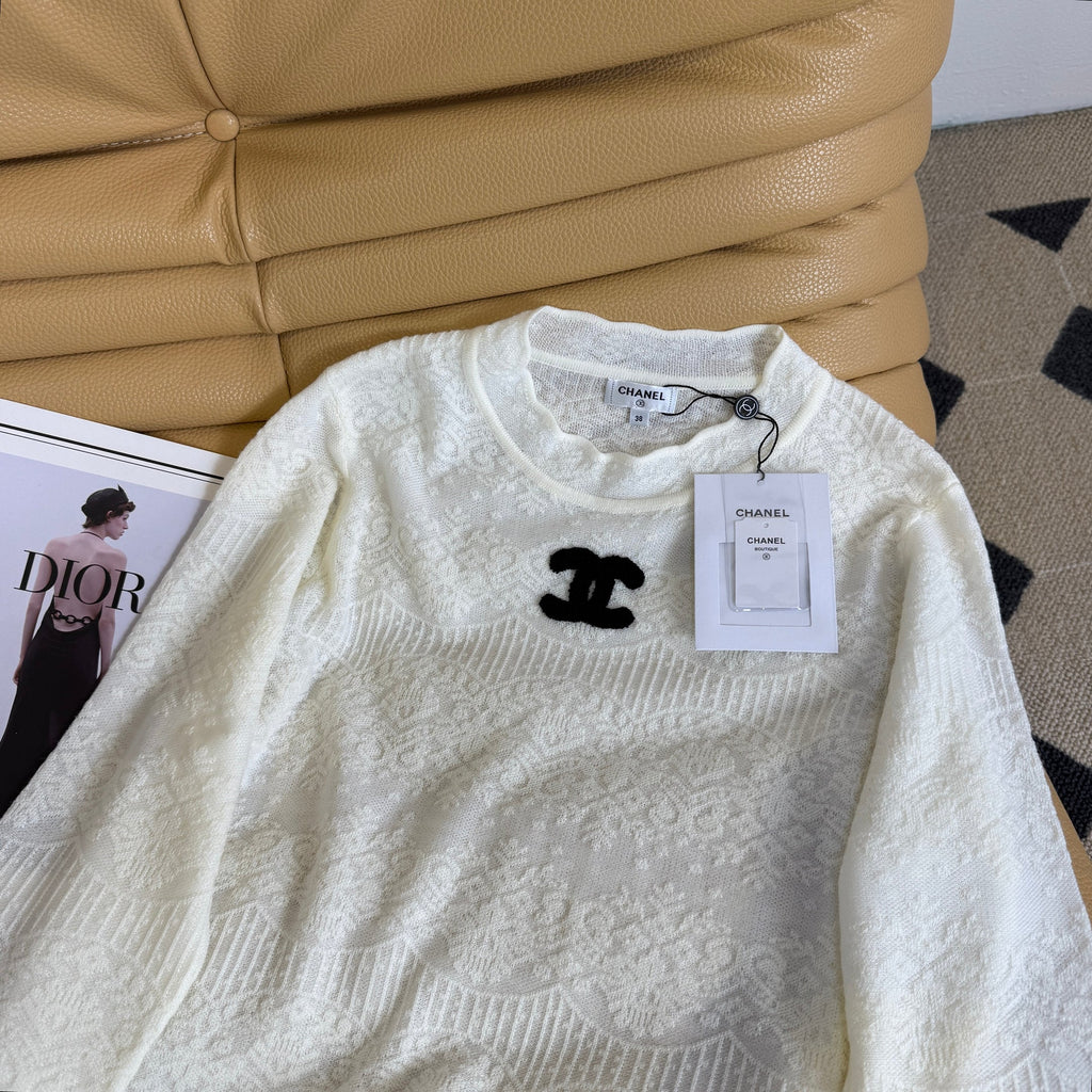 26NEW White Jacquard Knit Sweater