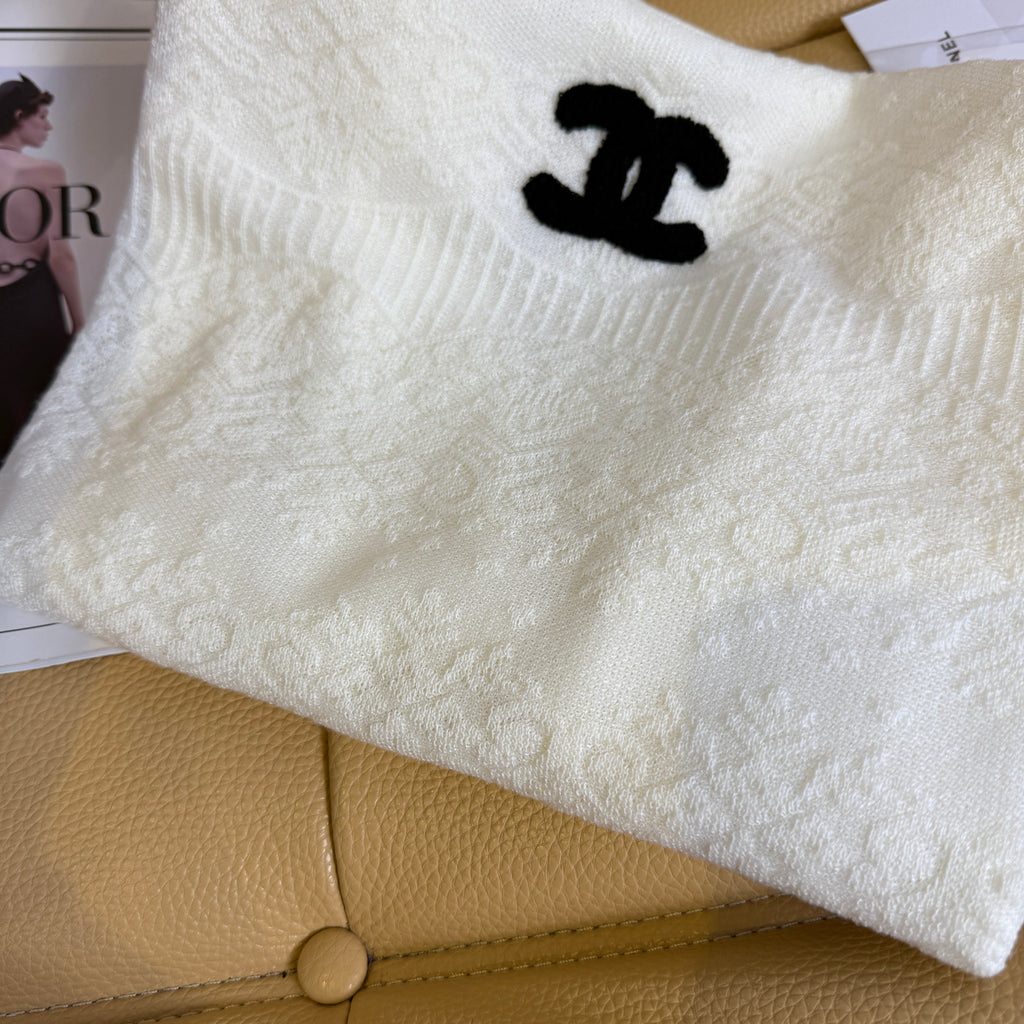 26NEW White Jacquard Knit Sweater