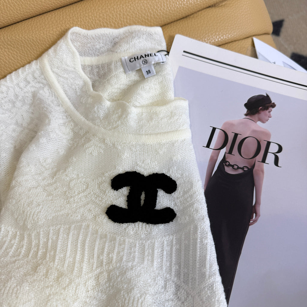 26NEW White Jacquard Knit Sweater