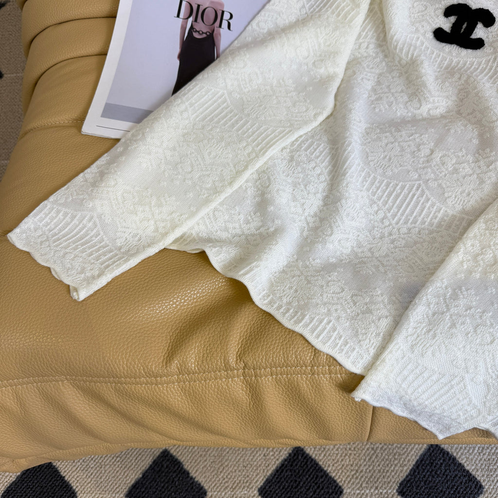 26NEW White Jacquard Knit Sweater