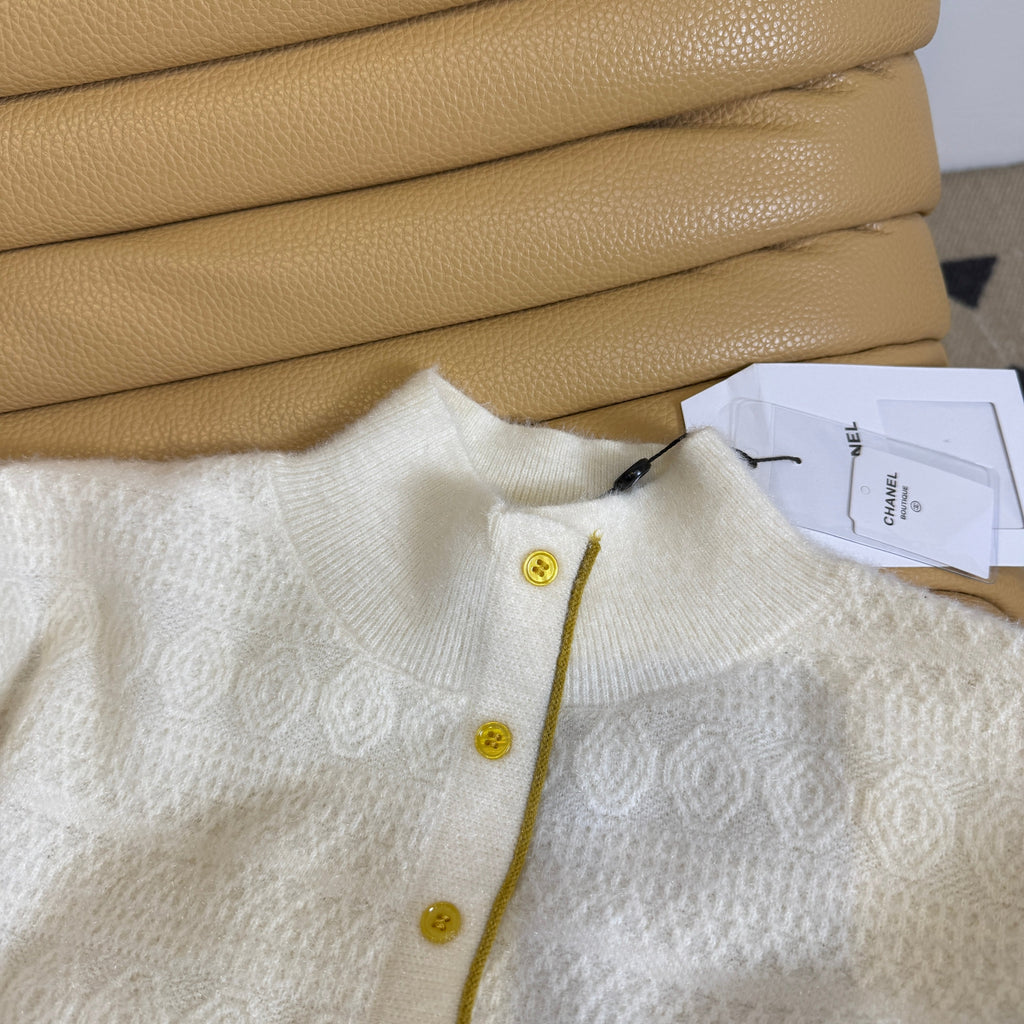 26NEW Off-white Knit Cardigan