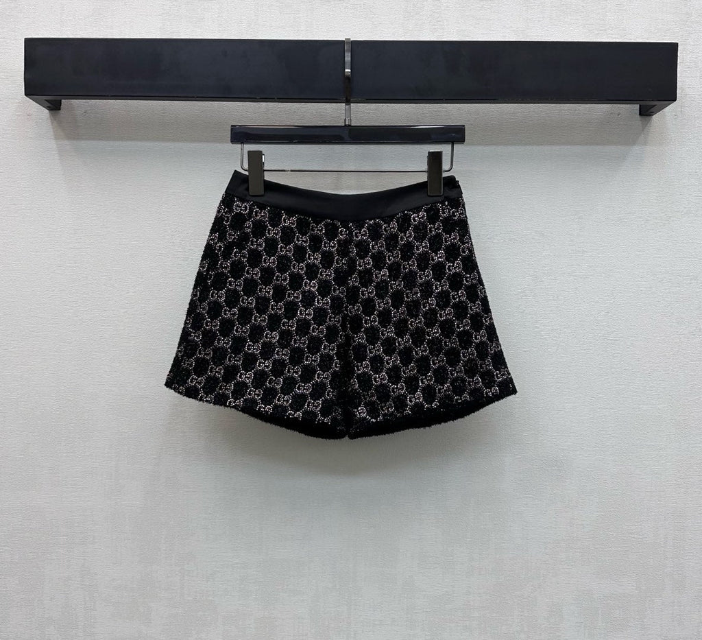 26NEW heavy-duty rhinestone short-sleeved top + high-waisted shorts
