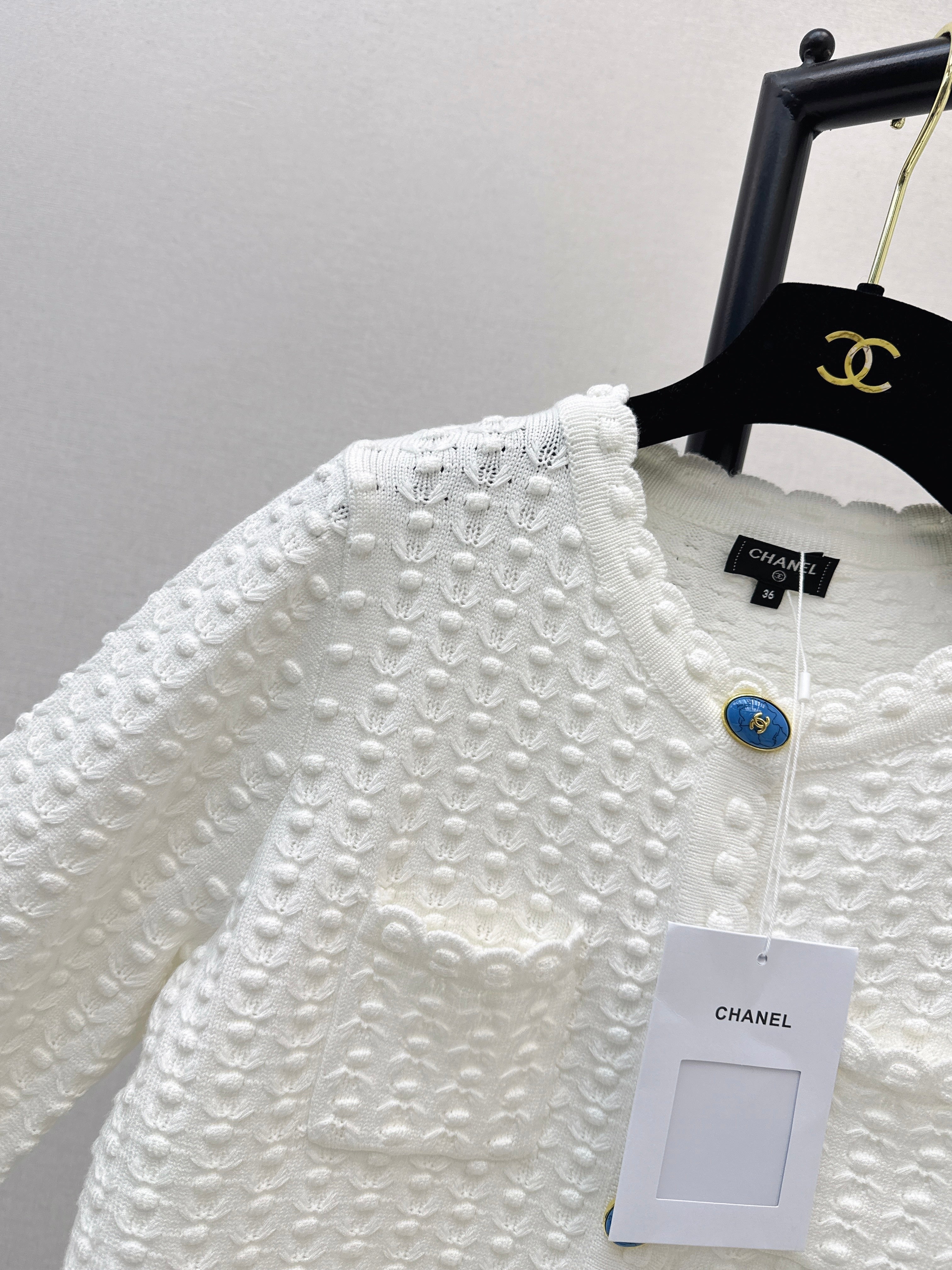26NEW White Embossed Knit Cardigan