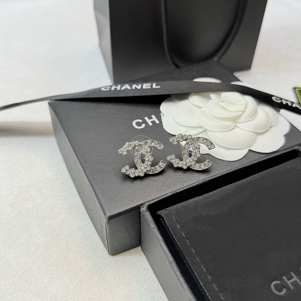 26NEW Floral Vine Diamond Stud Earrings