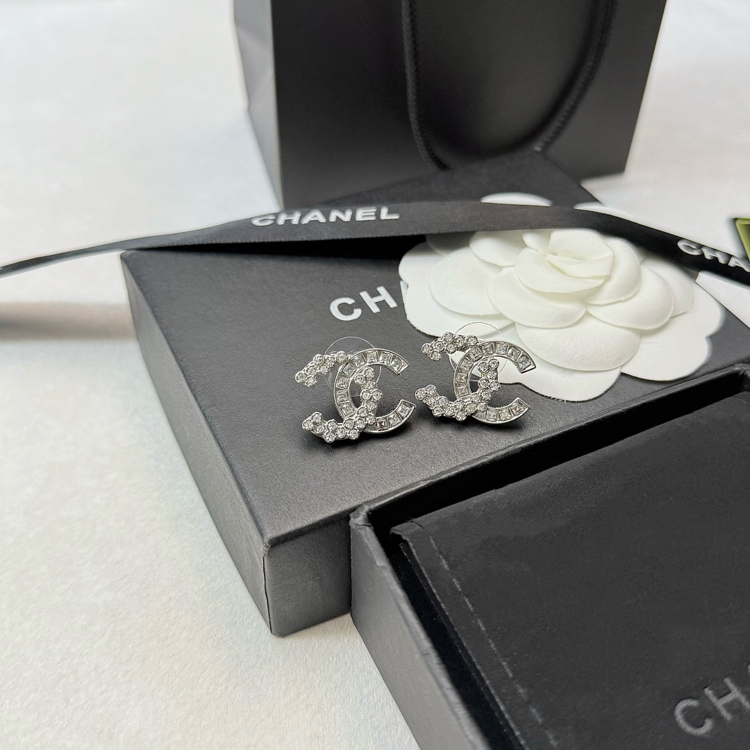 26NEW Floral Vine Diamond Stud Earrings