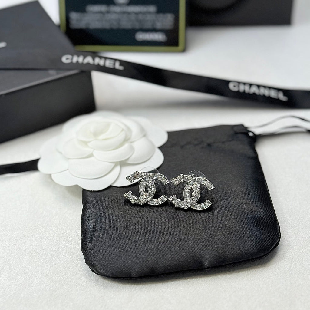 26NEW Floral Vine Diamond Stud Earrings