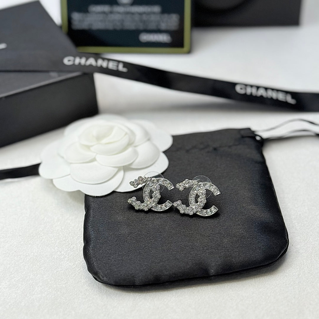 26NEW Floral Vine Diamond Stud Earrings