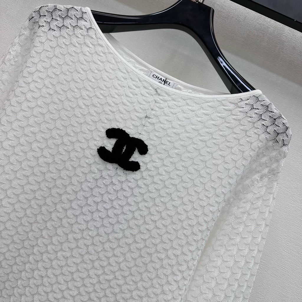 26NEW Wavy Pattern Knit Top