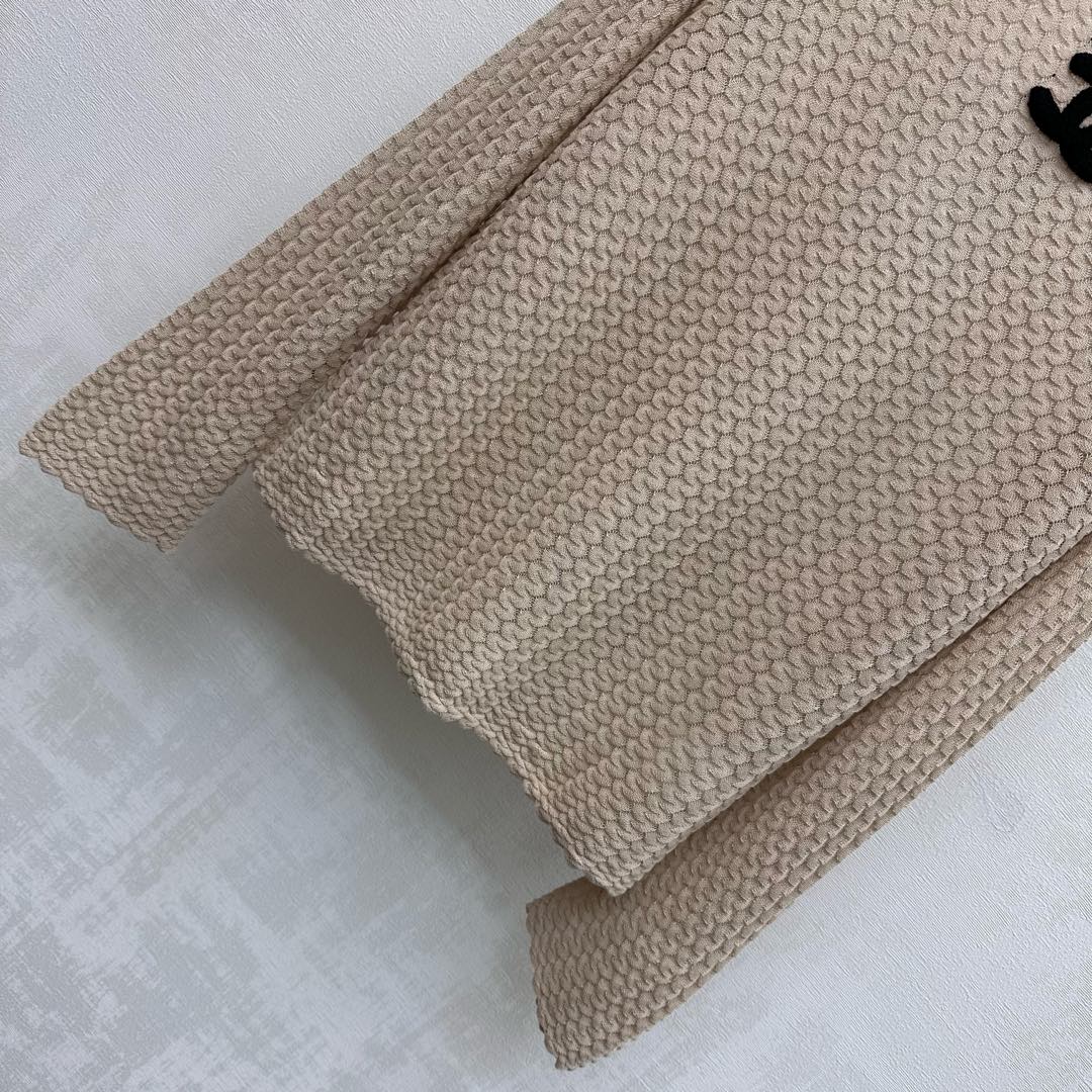 26NEW Wavy Pattern Knit Top