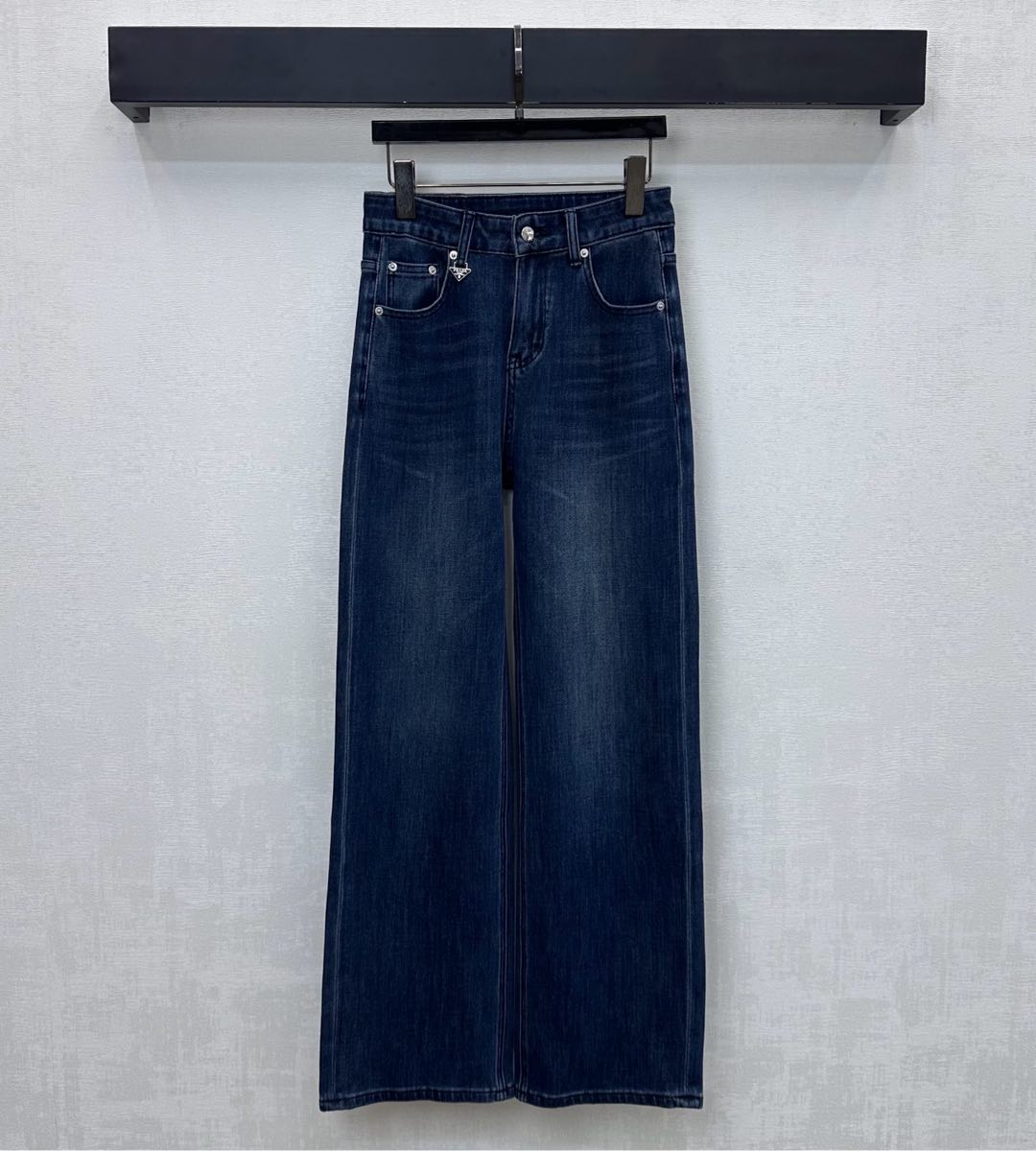 26NEW Pleated Distressed Jeans