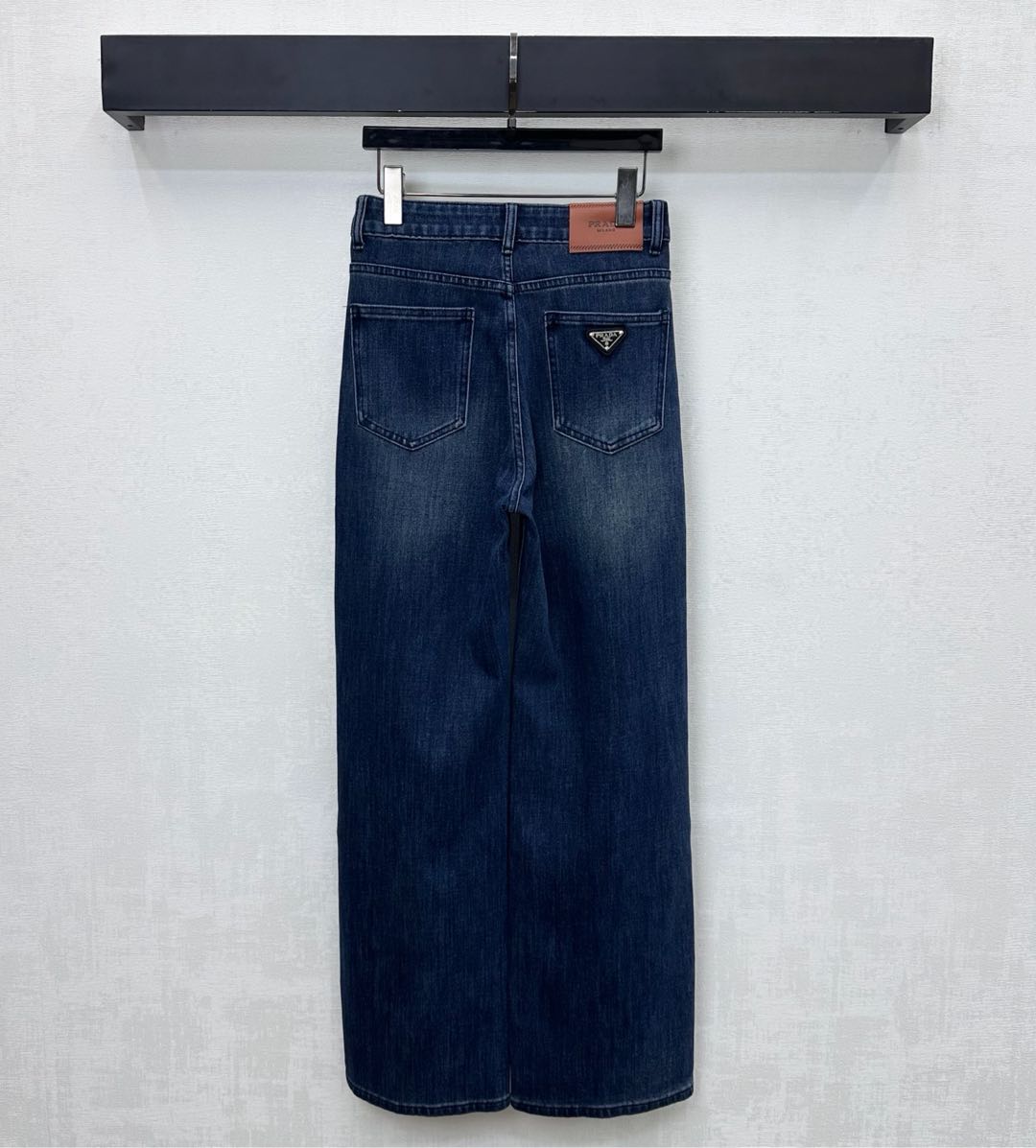 26NEW Pleated Distressed Jeans