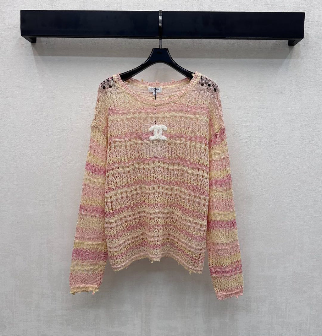 26NEW Hollow-out Color-blocked Knit Top