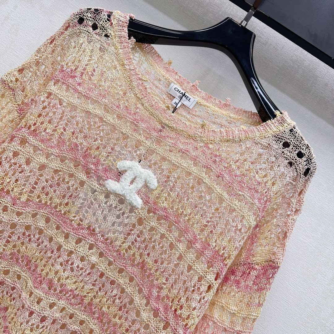 26NEW Hollow-out Color-blocked Knit Top