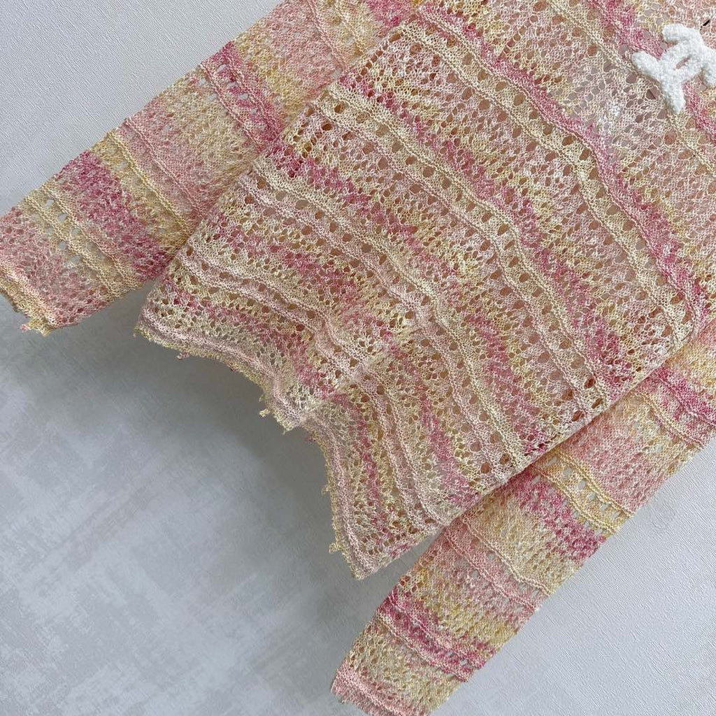 26NEW Hollow-out Color-blocked Knit Top