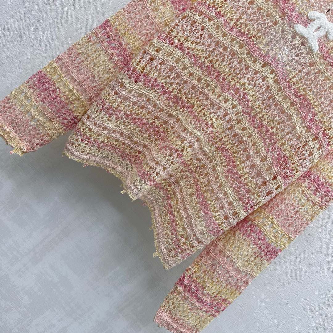 26NEW Hollow-out Color-blocked Knit Top