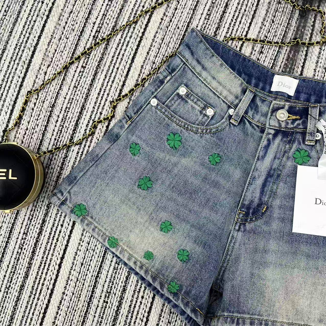 26NEW Embroidered Flower Denim Shorts