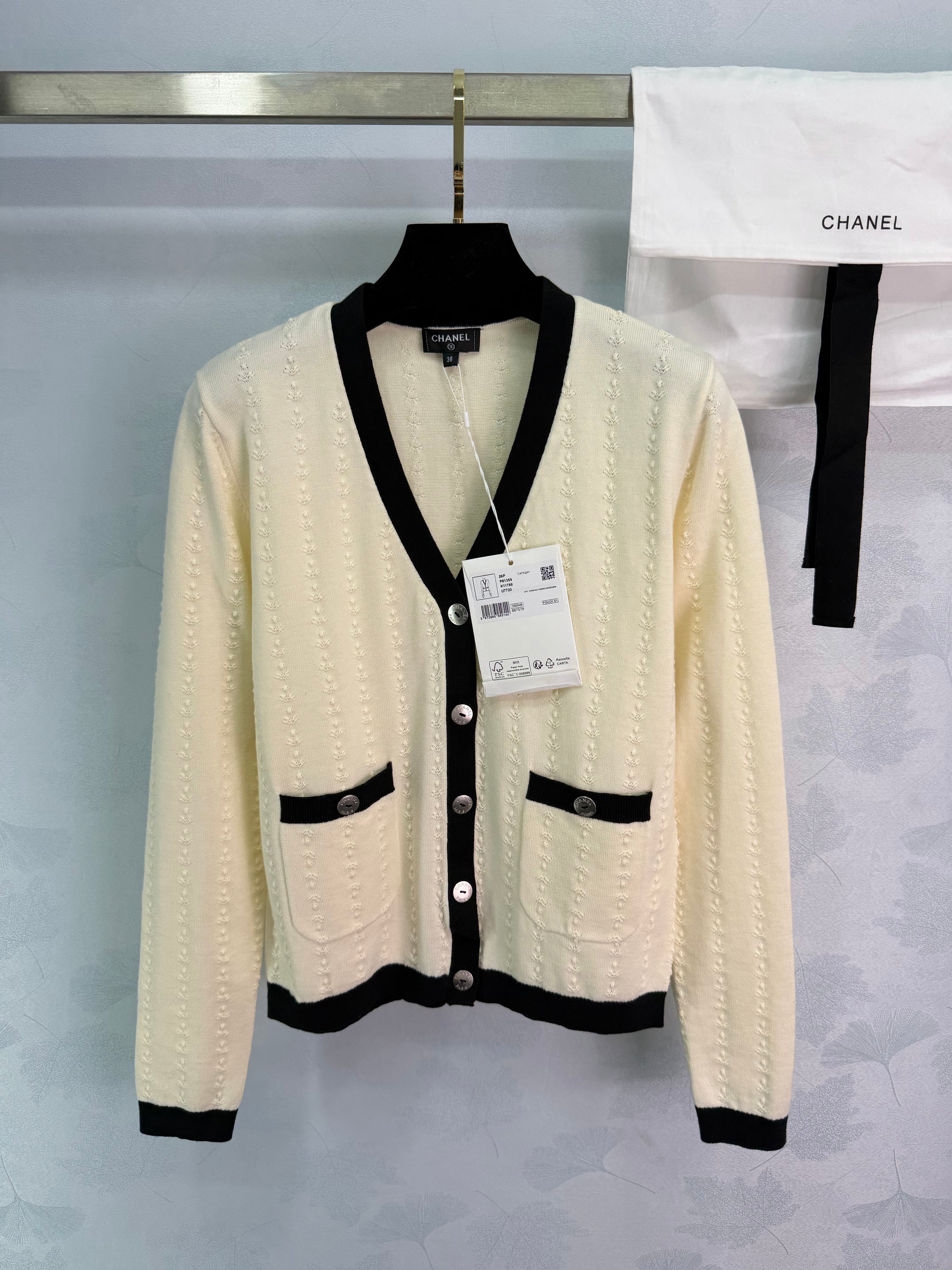 26NEW Early Spring V-neck Cardigan