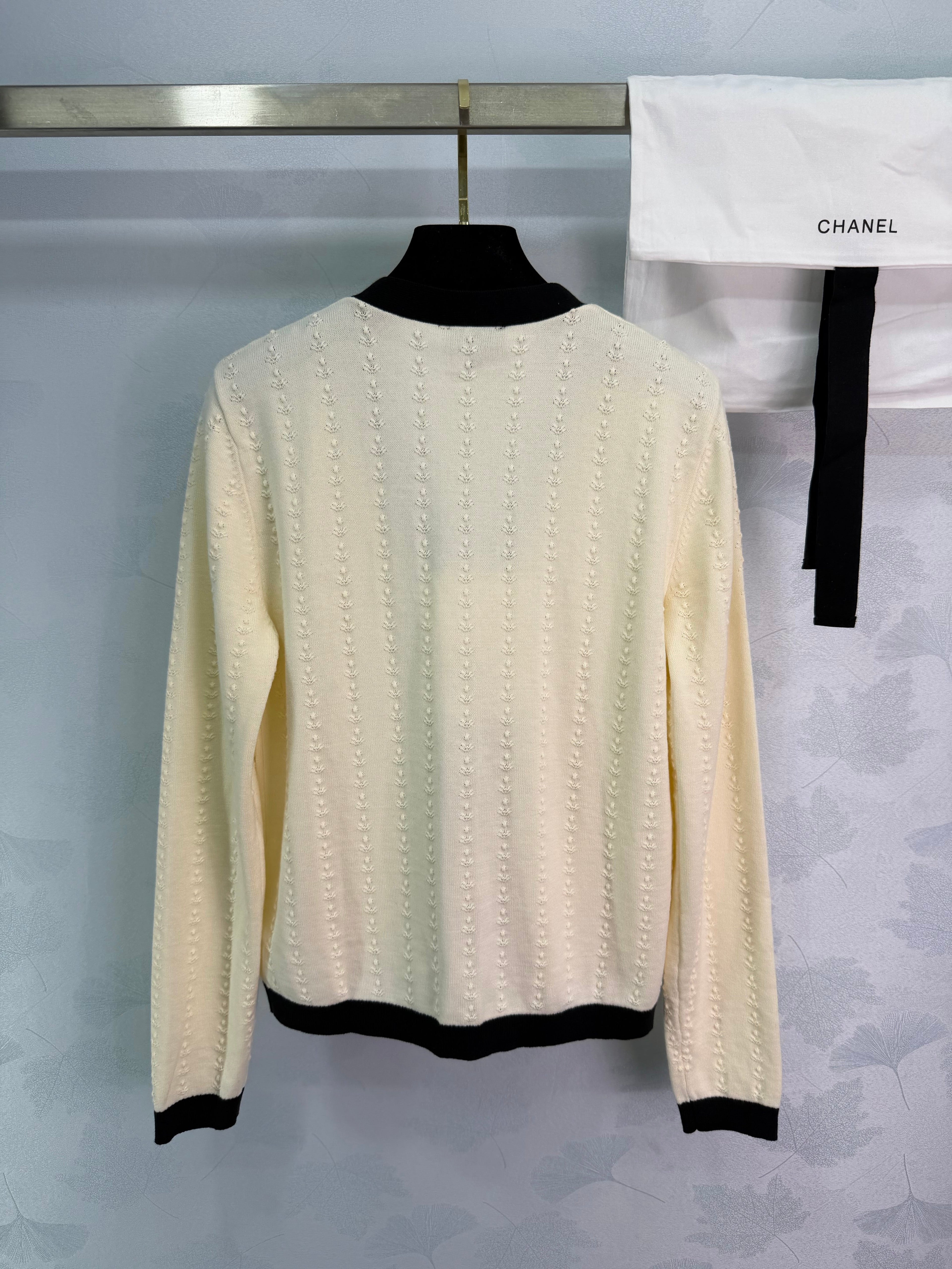 26NEW Early Spring V-neck Cardigan