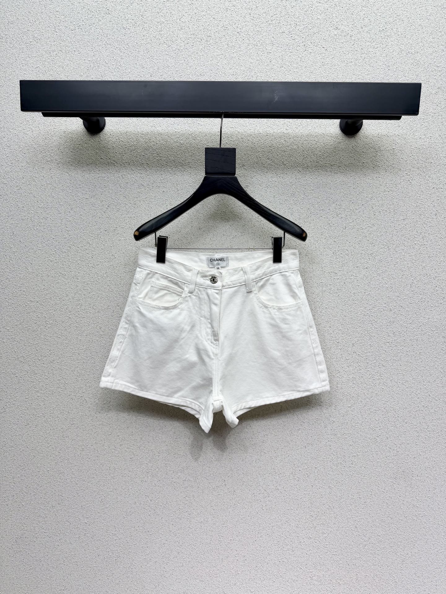 26NEW White Denim Shorts with Double C on Both Sides and Pockets